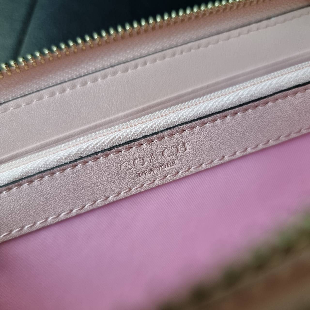 COACH F54630 ACCORDION ZIP WALLET IN SIGNATURE COATED CANVAS WITH LEATHER STRIPE กระเป๋าสตางค์ใบยาวรุ่นคลาสสิค คัดสีขายดีมาให้กันเลยจ้า ♥️ วัสดุหนังแคนวาสเคลือบลาย เปิด-ปิดด้วยซิปรอบ รูดใช้งานง่าย ใส่บัตรได้ มีช่องซิปใส่เหรียญ ใส่มือถือได้ พกใบนี้ใ