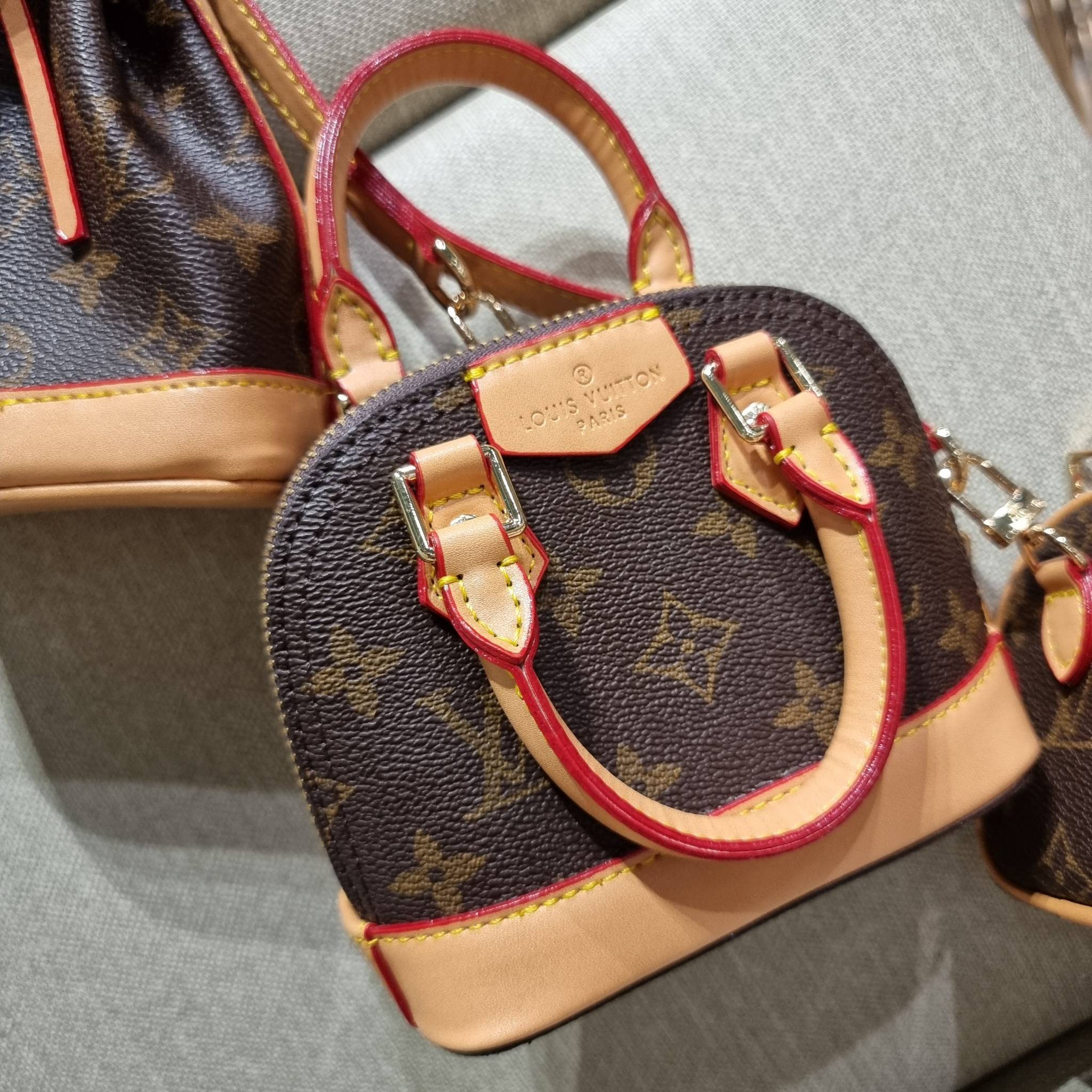 LV TRIO MINI ICONES ใหม่ล่าสุด น่ารักน่าใช้ ที่รวบรวมรุ่นสุดยอดที่เป็นดั่งไอคอนนิค ให้ทุกคนได้สะสมครบคอลเลคชั่น ในไซส์มินิ วัสดุหนังแคนวาสทุกใบ มีสายสะพายข้างให้ เกี่ยวทุกใบรวมสะพายทีเดียว หรือแยกใช้วันแบบ วันละสไตล์ สลับได้ไม่มีเบื่อ มาพร้อม box set ครบ 