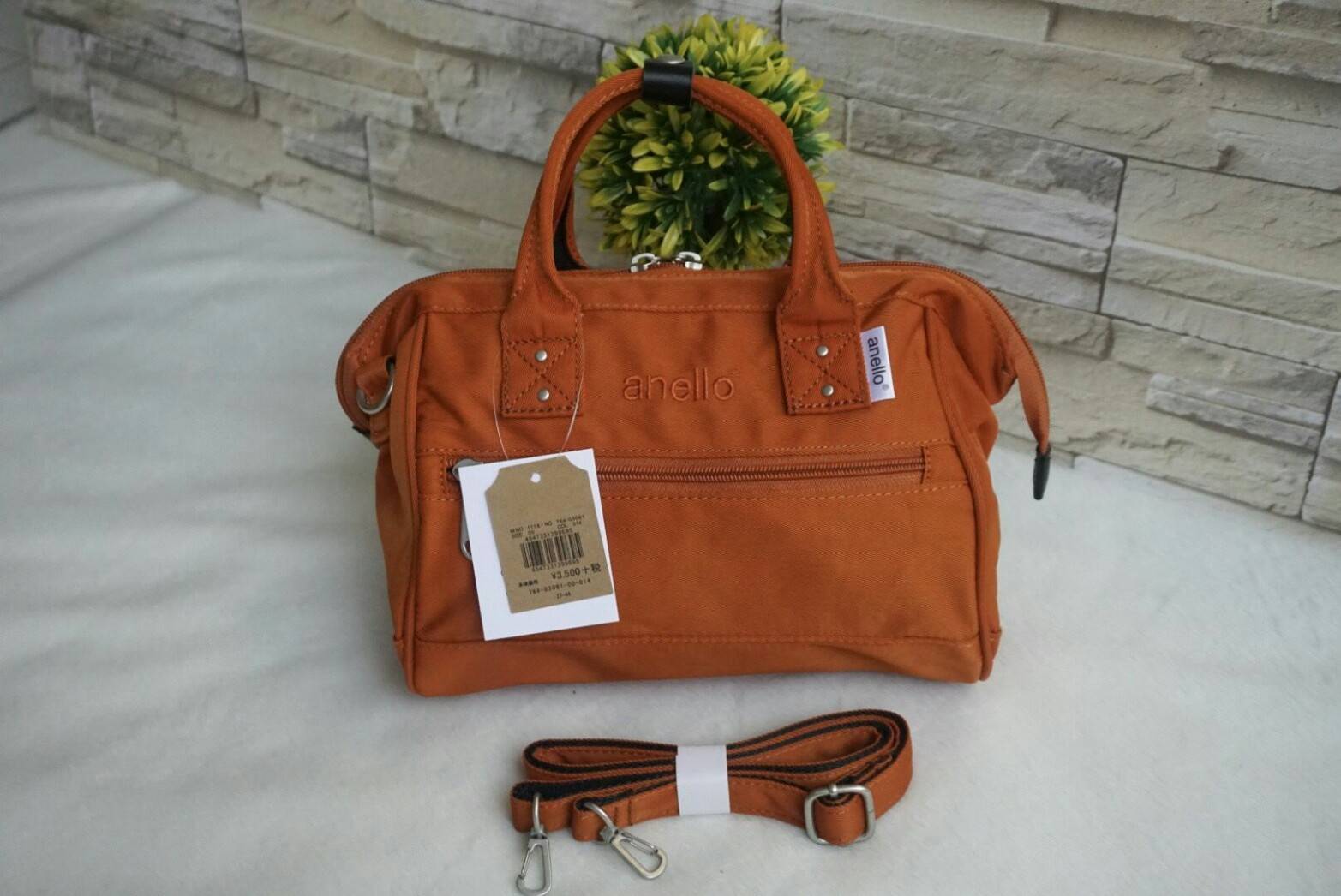 ANELLO Polyester Twill Mini Shoulder Bag AT-H1371 แบรนด์ฮิตติดลมบนในขณะนี้ กับคอลเลคชั่นใหม่เป็นรุ่นทรง Shoulder bag กระเป๋าสะพายในนี้ทำจากผ้า Polyester twill ที่มีความคงทนและมีสีสดใส กระเป๋าที่ดูจะใบเล็กๆใบนี้ สามารถบรรจุขวดน้ำ 500ml และกระเป๋าตังค์แบบยา