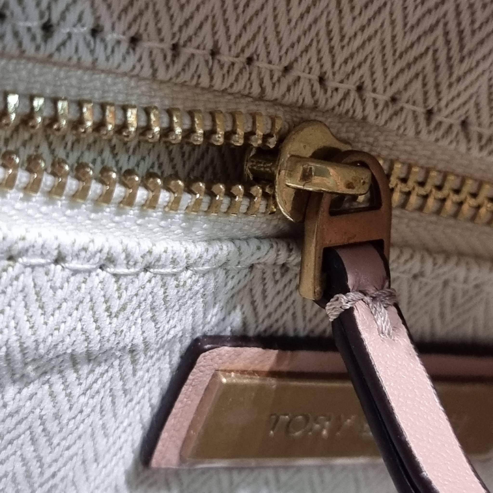 TORY BURCH KIRA CHEVRON SMALL CAMERA BAG / TORY CAMERA BAG / TORY BAG พร้อมส่ง 4 สี กระเป๋าสะพายทรงกล้อง ขนาดกะทัดรัด ไซส์สะพายคล่องตัว ดูหรู ลูกคุณหนู