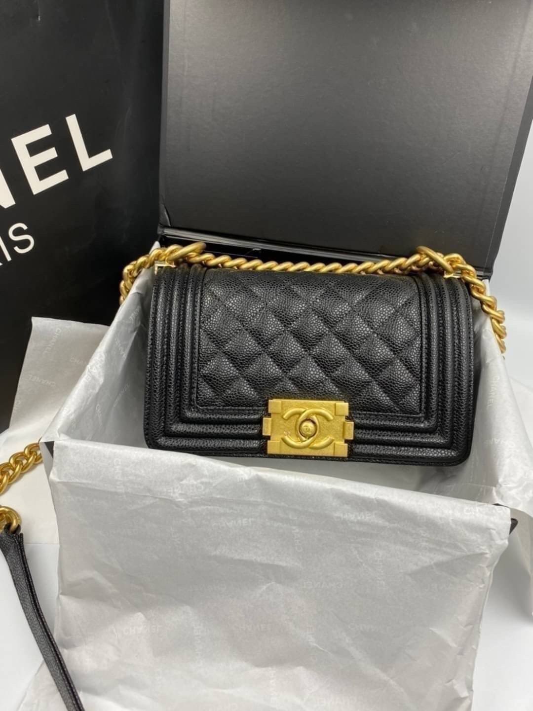 VIP 】หนังแท้ CHANEL BOY Mini Caviar Leather Silver/Gold กระเป๋าสะพายรุ่นยอดนิยมตลอดกาล หนังคาเวียร์อย่างดี อะไหล่เงินและทองรมควัน หรูหรามาก รุ่นนี้ไม่ต้องพูดเยอะ ขายดีตลอดปีเข้าเพิ่มไม่เคยพอเลยค่าา พร้อมส่งแล้ววน้าา สาวๆ จัดด่วนค่าา