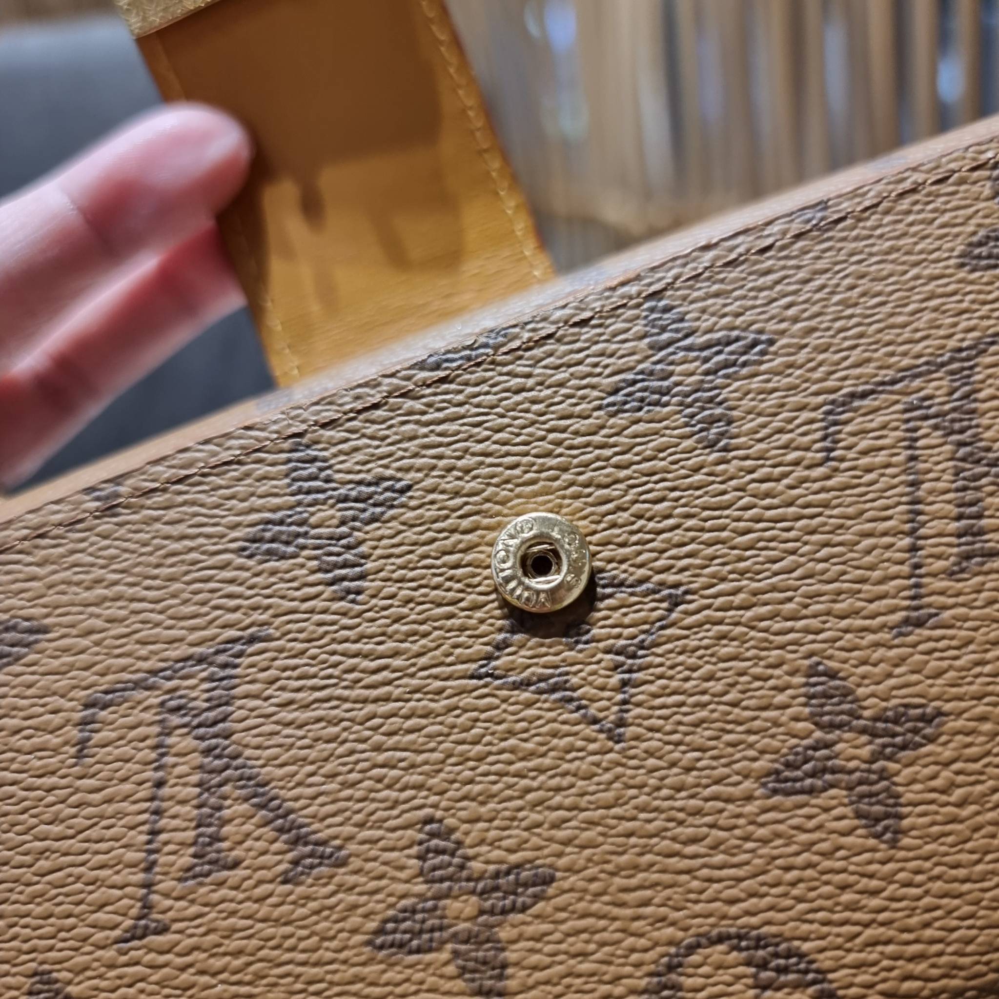 VIP 】ได้เวลาเปลี่ยนกระเป๋าสตางค์รับทรัพย์กันแล้ว!! LV vip wallet กระเป๋าสตางค์พรีเมี่ยมกิ๊ฟ เป็นไอเท็มหายาก ที่สาวๆต้องว้าว!! ใบยาวขนาดกำลังเหมาะมือ ถือแล้วขับผิวทุกสี วัสดุหนังแคนวาส ทนทาน เปิด-ปิดด้วยกระดุม ภายในมีช่องใส่บัตรเยอะมาก แบ่งสัดส่วนสวย ใส่ธน