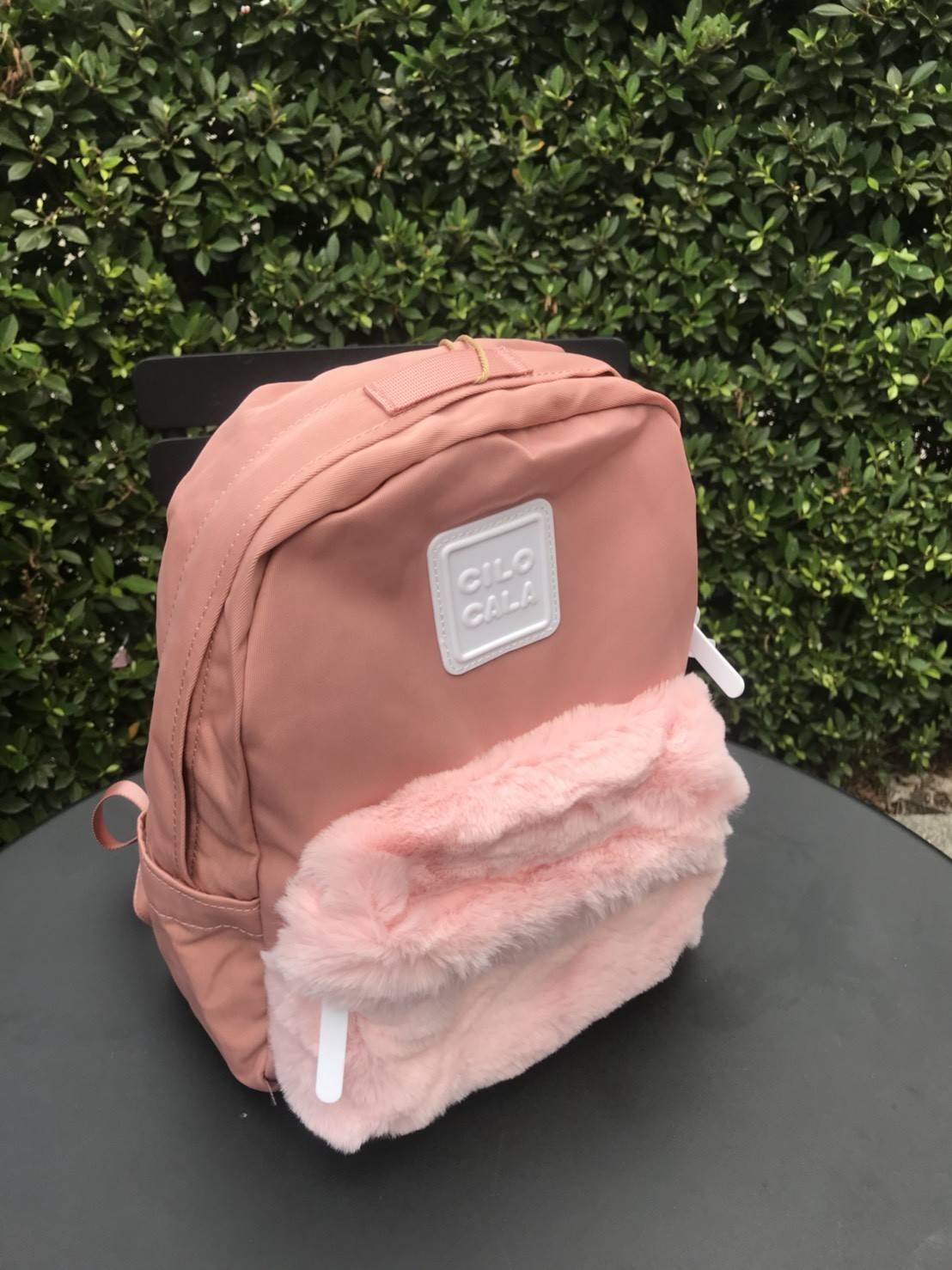 มาแล้ววว แบรนน้องใหม่ CILO CALA กระเป๋าเป้ที่ตอนนี้ฮิตในกลุ่มสาววัยรุ่นที่ญี่ปุ่น และนี้เป็นรุ่นลิมิตเตด CILOCALA FUR BACKPACK สะดุดตาตรงที่มีขนเฟอร์นุ่มนิ่ม อยู่ตรงช่องกระเป๋าซิปด้านหน้า ทำให้ใบนี้ดูน่ารัก หวาน ฟรุ้งฟริ้งขึ้น