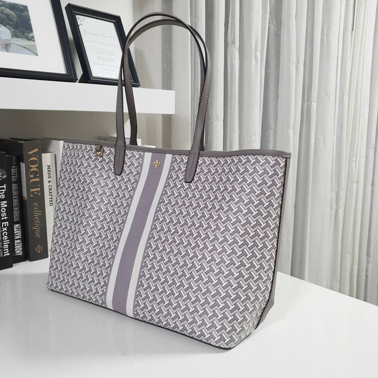 TORY BURCH T LINK TOTE BAG กระเป๋าสะพายไหล่ทรงช้อปปิ้ง ทรงคลาสสิค ฮิตตลอดกาล ทรงสวยขนาดกำลังดี ตัวกระเป๋า วัสดุหนัง PU ด้านหน้าติดโลโก้แบรนด์มาพร้อมที่คล้องกุญแจ ตัดแถบเส้นลายกราฟฟิค เปิดปิดด้วยกระดุมแม่เหล็ก ภายในมีช่องแยกลายแบรนด์สวยงาม โล่งกว้าง ภายในบ