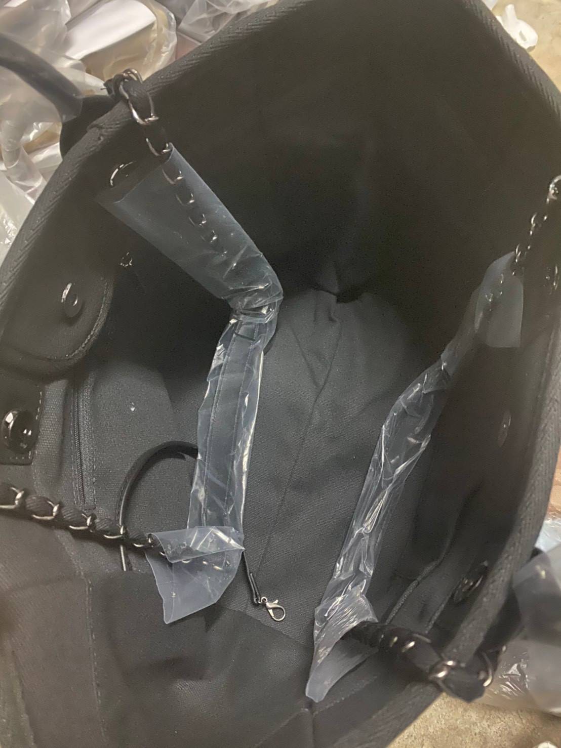 Chanel Shopping Bag VIP Gift denim canvas and leather กระเป๋าผ้าแคสวาส งานปักมุกหรูหรามาก เกินเรื่องมาก ดูแพงสุด!! งานแพงงานสวยจ้า ใบใหญ่จุใจใส่ของได้เยอะ ตามคำเรียกร้อง ถือชิคๆๆ เหมาะกับSummerสุดๆ มีใบเดียวจบ สวยหรูคุณนายสุดๆเลิศมากค่า