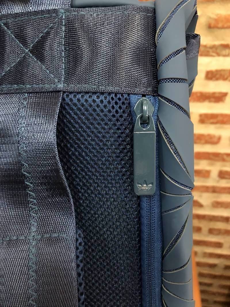 Adidas 3D Roll Top Backpack กระเป๋าเป้ Unisex ดีไซน์สุดฮิตสไตล์ ISSEY MIYAKE ใช้ได้ทั้งชายและหญิง เปิดปิดแบบ Roll Top ด้านหน้ามีโลโก้ ด้านหลังมี1ช่องซิป หัวซิปตีแบรนด์2ฝั่งตามคอลเลคชั่นY2018สวยดูดีใบใหญ่กำลังดีน้ำหนักเบา ภายในกว้างและจุ มีโลโก้ ช่องซิปช่อ