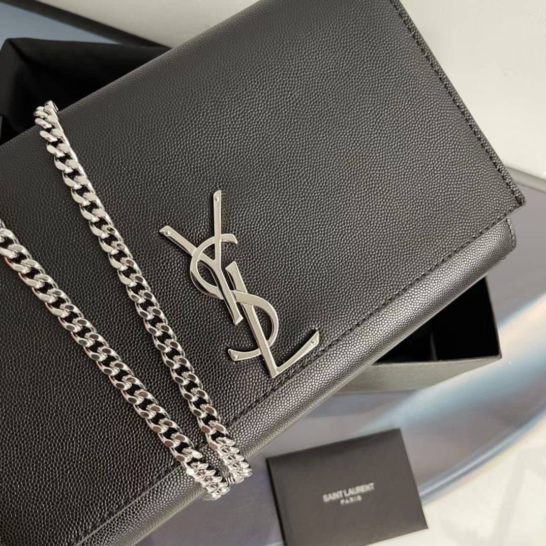 YSL kate medium chain bag in grain de poudre embossed leather 24cm กระเป๋าสะพายแบรนด์หรู รุ่นฮิตลอดกาล งานสวยดูดีมีระดับ ปั้มทุกจุด ขนาดกระทัดรัดกำลังดี มาพร้อมาสะพายโซ่ยาว เลื่อนปรับเป็น 2 แถว เพื่อสะพายเป็นสายสั้นได้ ด้านในโล่งกว้าง ใส่กระเป๋าสตางค์ใบยา