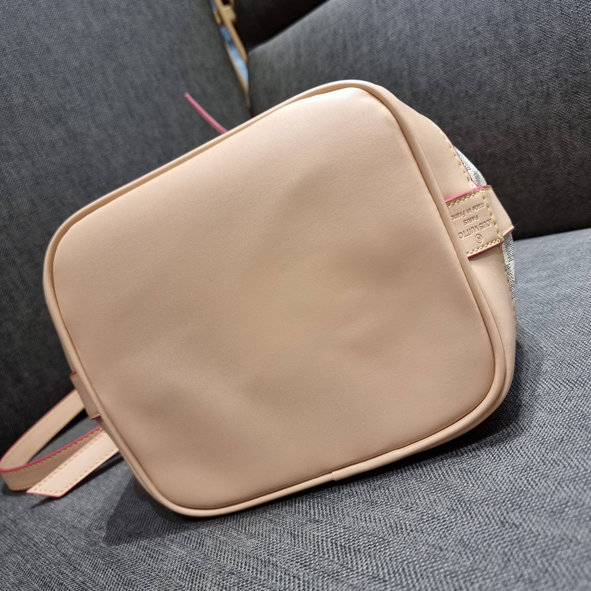 LV Noe bb damier azur กระเป๋าทรงขนมจีบสุดฮอต ราคาสุดคุ้ม ลิมิเต็ดมากๆ แถมฟรี ริบบิ้นแบรนด์เอนกประสงค์ จะใช้แทนสายรูดปากกระเป๋า ผูกเป็นโบว์ตกแต่งเก๋ๆ หรือจะพันถนอมสายสะพายยังได้ คุ้มจริง!! วัสดุหนังแคนวาส ภายในโล่งกว้าง ใส่ของได้ตามสะดวก สายสะพายปรับได้อีก