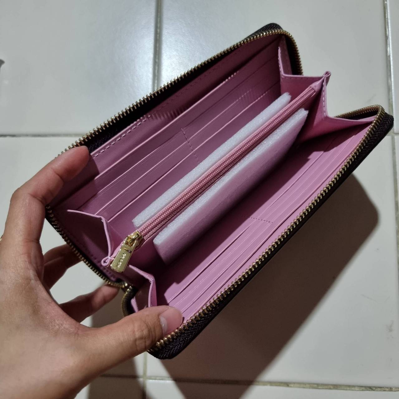 COACH ACCORDION ZIP WALLET IN SIGNATURE CANVAS WITH PRAIRIE ROSE / JUMBO FLORAL / CAMO ROSE FLORAL / MEDLEY BOUQUET PRINT ((F31572/F39189/F26290/F2859)) สวยคลาสสิคไม่มีใครเกิน!! กระเป๋าสตางค์ใบยาว ลวดลายสวย สีสันโดดเด่น วัสดุหนังแคนวาสเคลือบ เปิด-ปิดด้วยซ