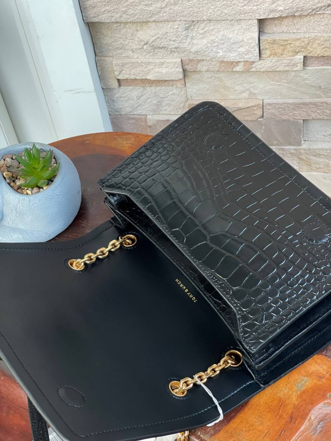 Tory Burch Black Carson Croc Embossed / TORY BURCH Carson Convertible Croc Leather รุ่นท็อปที่สาว ๆ หลายคนถูกใจ ด้วยทรงกระเป๋าคลาสสิกสุดเก๋ ใช้งานแบบไหนก็ดูดี ในลุคช์สาวหวานแบบสะพายสายคู่ หรือ ต้องการความคล่องตัวด้วยการสะพายแบบครอสบอดี้ มีดีไซน์ที่ Practi