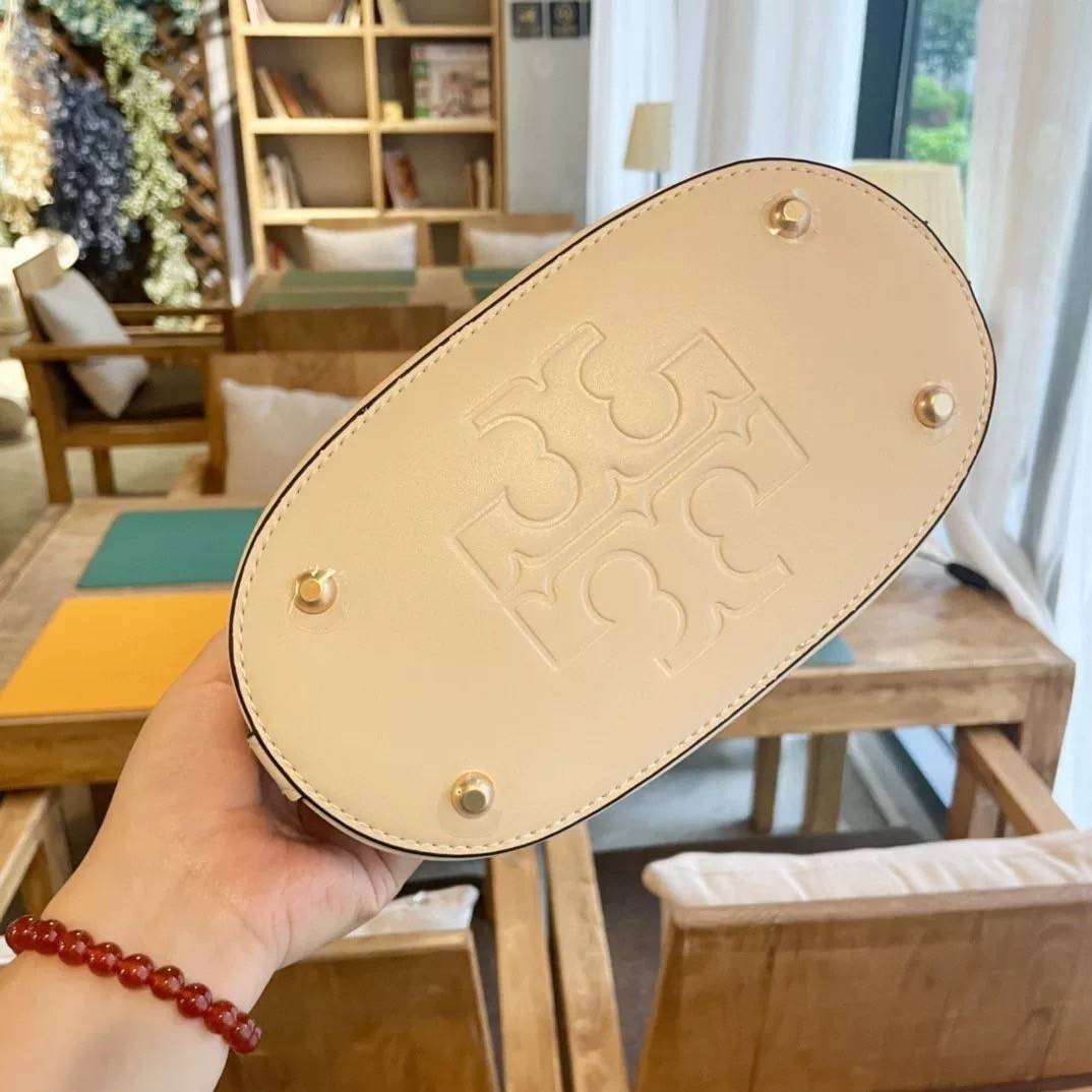 Medium : Tory Burch T Monogram Embossed Bucket Bag กระเป๋าถือหรือสะพายไหล่ ประดับด้วยลวดลายอันเป็นสัญลักษณ์ของแบรนด์ ถูกประดิษขึ้นด้วยความพิถีพิถันวัสดุหนังอย่างดี ด้านในบุด้วยหนังไมโครซูแอคเนื้อนุ่มทำความสะอาดง่าย กระเป๋าผ่าหลังด้านนอก1ช่อง ด้านใน 1ช่อง 
