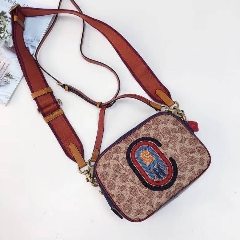 OUTLET 】COACH Camera Bag In Colorblock With Coach Patch (COACH F79278) 🍁หายากมากๆแล้วรุ่นนี้**จะถือ หรือสะพาย ได้ตามใจสั่ง //วัสดุหนังแท้เต็มใบ คุณภาพหนังดีมากๆ ปักโลโกตัวC ด้านหน้า ดูดีแบบไม่ซ้ำใคร //มาพร้อมสายสะพาย 2 สาย >>สายหนัง และสายสป