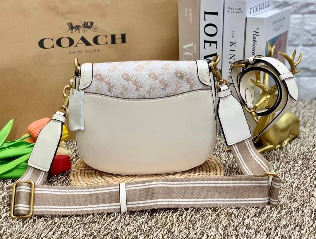 สวย หรู แถมสุดคุ้มกันเลยจร้าา💋 COACH BEAT SADDLE BAG ((C3837//C0749)) พร้อมส่งที่ไทยอีกครั้ง ห้ามพลาดค่าา!! กระเป๋าสะพายครอสบอดี้ร์ วัสดุหนังแท้ชั้นดีที่สุด! หนังสวย บวกกับอะไหล่แบรนด์ที่ดูเด่นคลาสสิคตรงด้านหน้าค่ะ เปิดปิดกระเป๋าแบบกดล็อค ภายในสาม