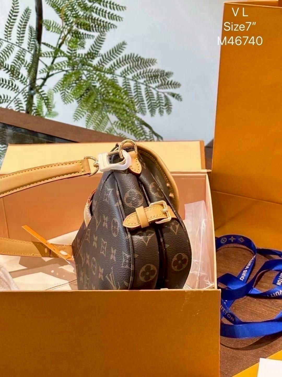 LV Saumur BB Monogram Canvas Bag กระเป๋าดีไซน์คลาสสิคแฝงดีเทลความหรู ร่วมสมัยคงเอกลักษณ์ดั้งเดิม รูปทรงอานม้าและหัวเข็มขัด