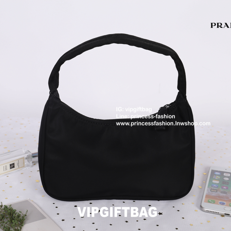 Prada nylon mini shoulder bag สินค้า Premium gift จากเค้าเตอร์แบรนด์ต่างประเทศ แท้ 💯 กระเป๋าถือหรือสะพายไหล่ size mini กำลังน่ารัก วัสดุทำจากผ้า nylon คุณภาพดีตามแบบฉบับแบรนด์เลยค่ะ อะไหลเงิน น้ำหนักเบา เปิดปิดด้วยซิป ใส่กระเป๋าสตางค์ใบสั้น,มือถือ