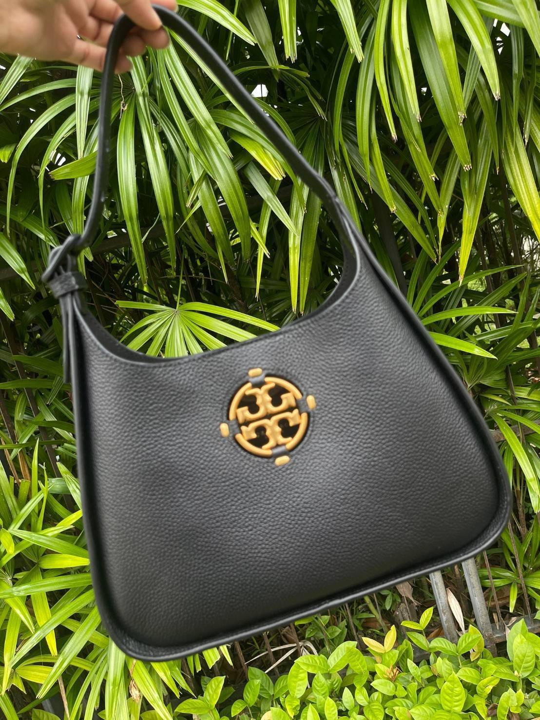 Tory Burch Miller Small Classic Shoulder Bag กระเป๋าที่เป็นได้มากกว่ากระเป๋าสะพายไหล่ โดยทางแบรนด์มีการออกแบบที่การต่อสายให้มาในลุคช์สะพายข้างได้ เป็นเอกลักษณ์ไม่ซ้ำใคร รูปทรงคลาสสิค เปิดปิดด้วยแม่เหล็กเพิ่มความปลอดภัย วัสดุหนังวัวแท้นุ่มต่อผิวสัมผัส มาคู
