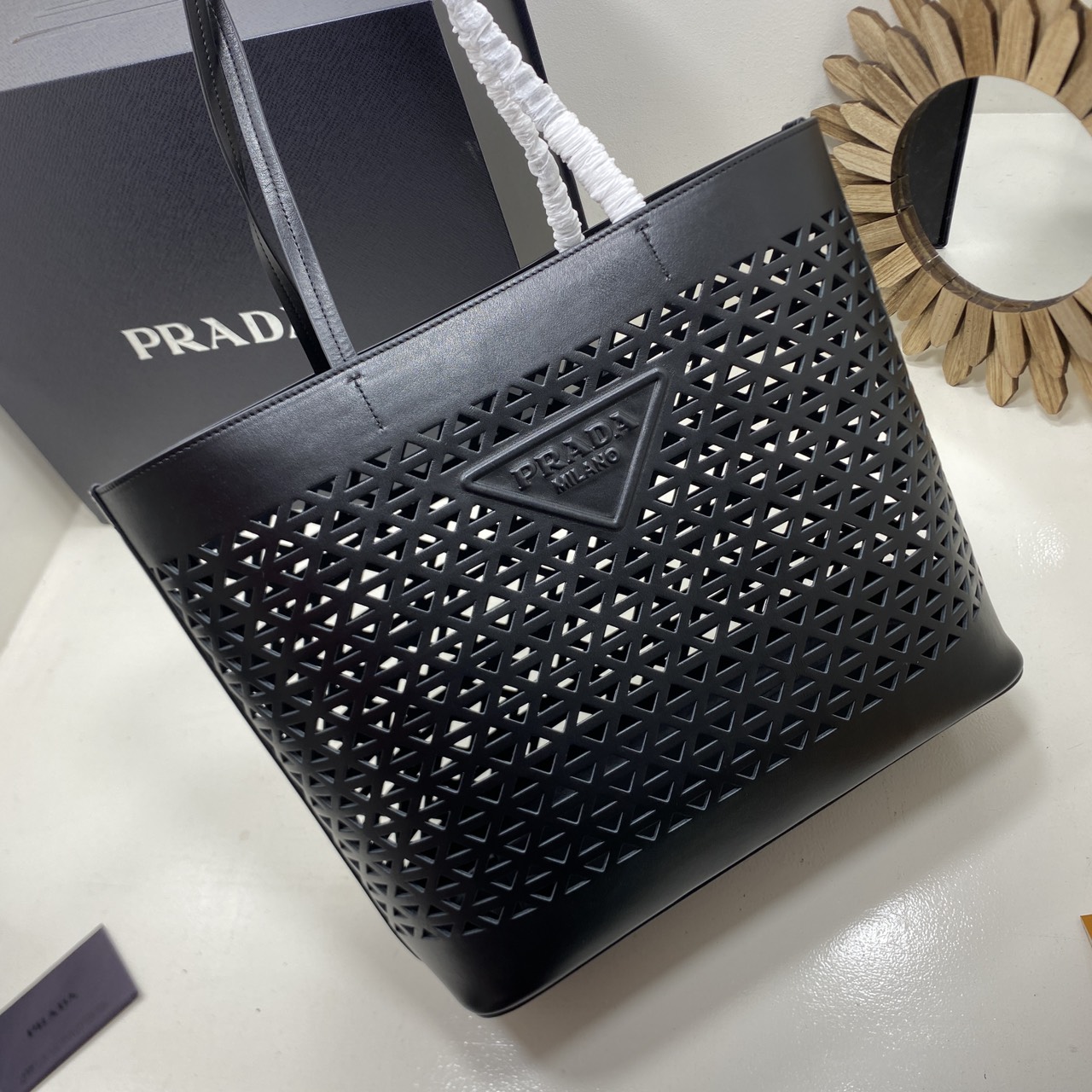 TOP ORI หนังแท้ | Prada Large perforated leather tote bag กระเป๋าทรงโท้ทใบใหญ่ ใจบางที่สุดกับคอลเลคชั่นนี้ ที่เพิ่มดีเทลความแพงด้วยการฉลุลวดลายรอบใบ ถักทอเป็นเส้นลายสานที่สวยงามมาก งานฝีมือจริงๆ