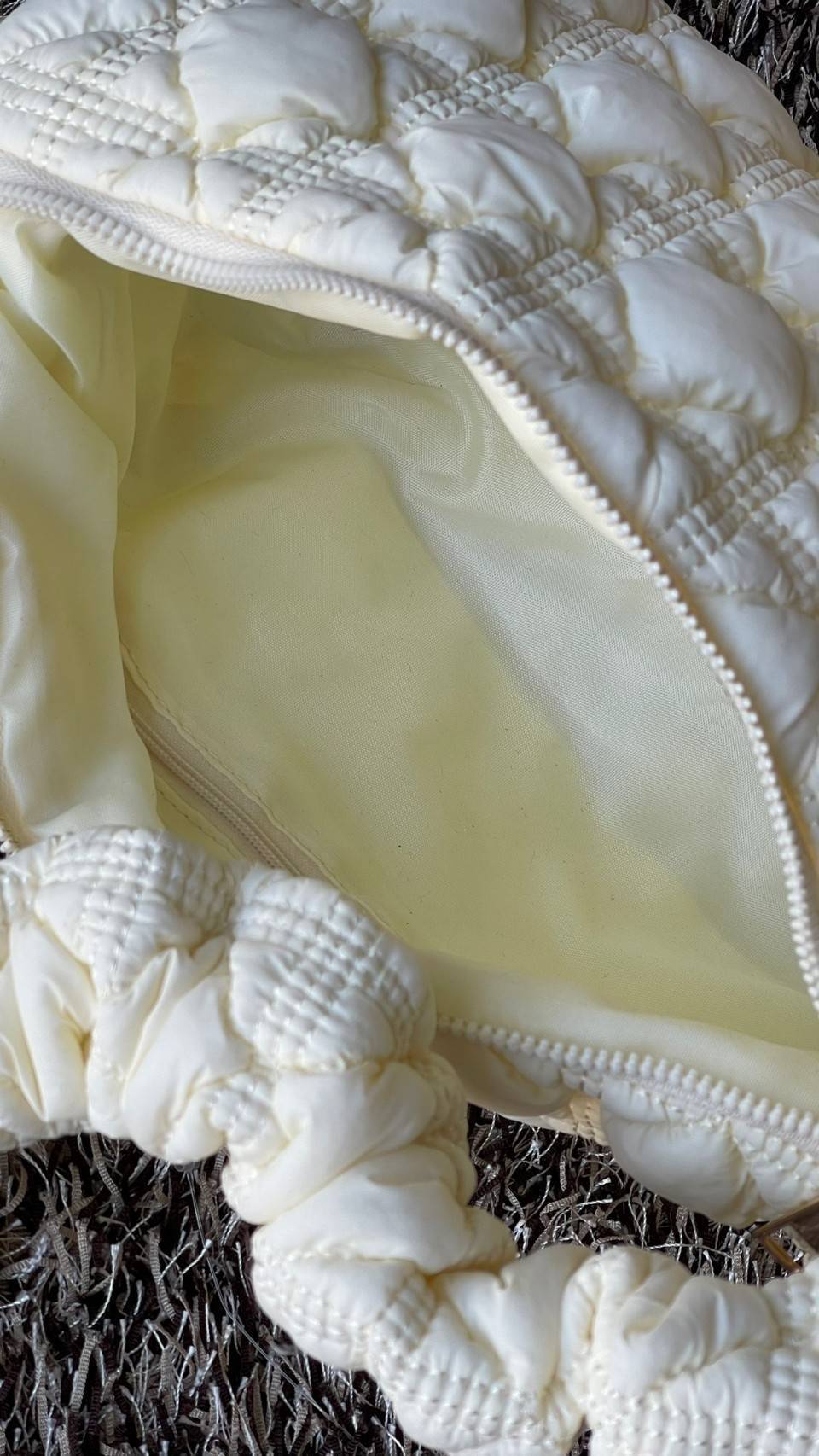 Cozy Shoulder Bag / Carlyn Bag 2022 สายแฟชั่นเกาหลีห้ามพลาด‼️ เป็นกระเป๋าที่กำลังได้รับความนิยมอย่างมากในเวลานี้ ถูกออกแบบมาให้มีลักษณะนุ่มนิ่มไม่ต่างจากพัฟเฟิลโค้ตหรือผ้านวม เลือกหยิบมาใช้ แมตช์เข้ากับคอสตูมได้ในแต่ละวัน