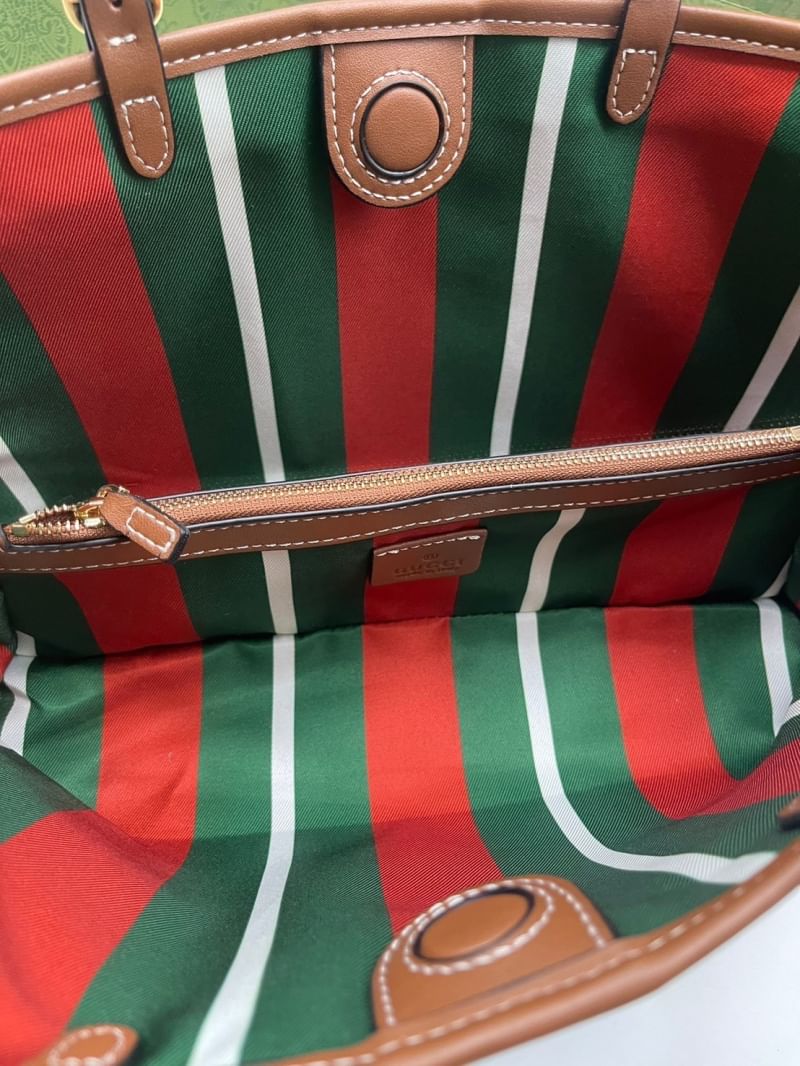 GUCCI GG Emblem small tote bag กระเป๋าทรงโท้ทสะพายไหล่รุ่นใหม่ ขนาดกำลังสวย ใส่ของได้แบบจุกๆ หูสะพายปรับและถอดออกได้ เก๋มากๆ คลาสสิคไม่มีเบื่อ