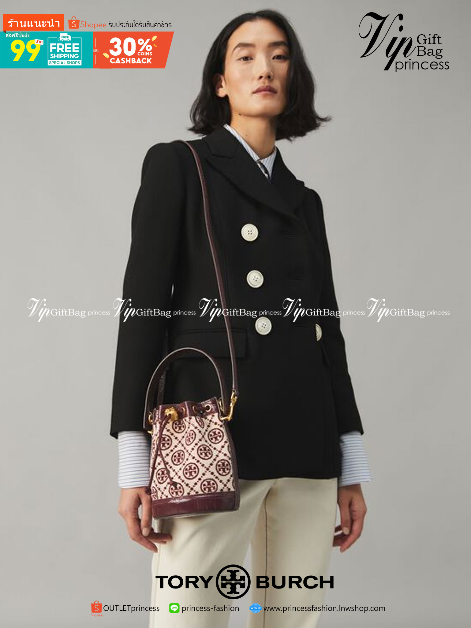 Mini : Tory Burch T Monogram Chenille Bucket Bag เปิดตัวอีกหนึ่งรุ่นกับกระเป๋าลาย T MONOGRAM รุ่นใหม่ล่าสุดจาก TORY BURCH พลาดไม่ได้กับโลโก้สุดคลาสสิก ลวดลาย T Monogram คือวัสดุ chenille หรือที่เรียกว่า ด้านไหมกำมะหยี่ มารังสรรค์ลงบนกระเป๋าBucketใบนี้ เป็