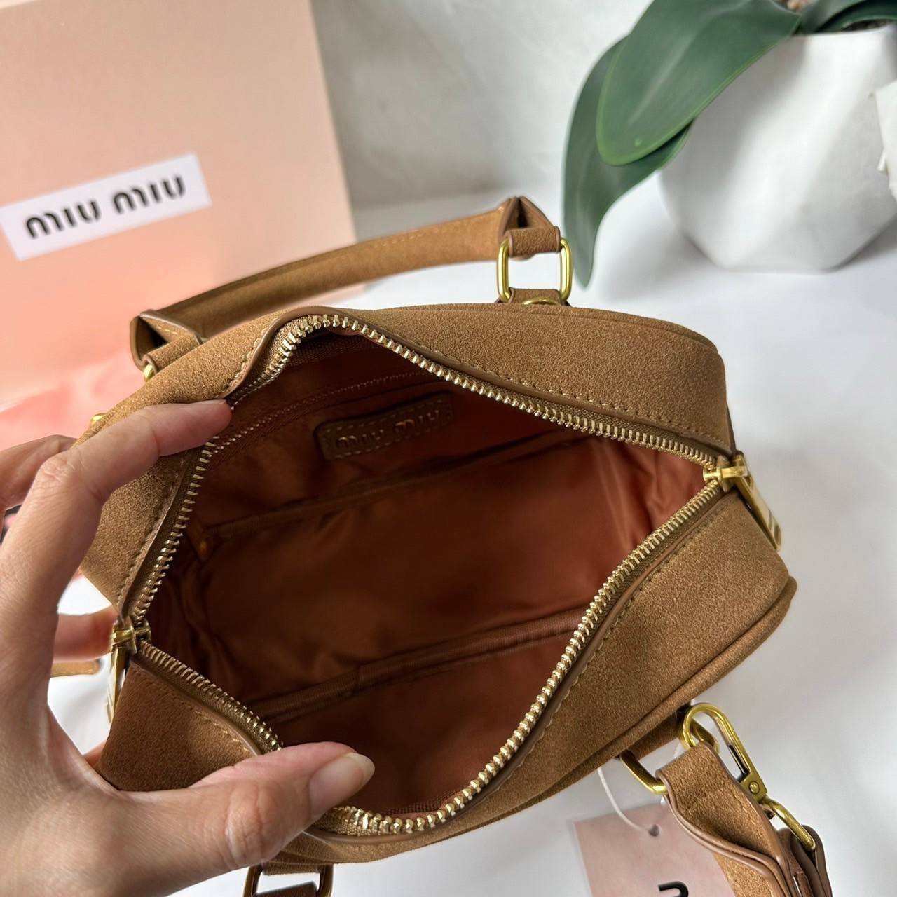 MIU MIU Arcadie padded suede top-handle bag กระเป๋าถือ/สะพาย คอลใหม่ล่าสุด รุ่นฮอทดีไซน์เหลี่ยม งานกำมะหยี่หนังกลับสวยละมุน น่ารักน่าใช้มากค่ะ