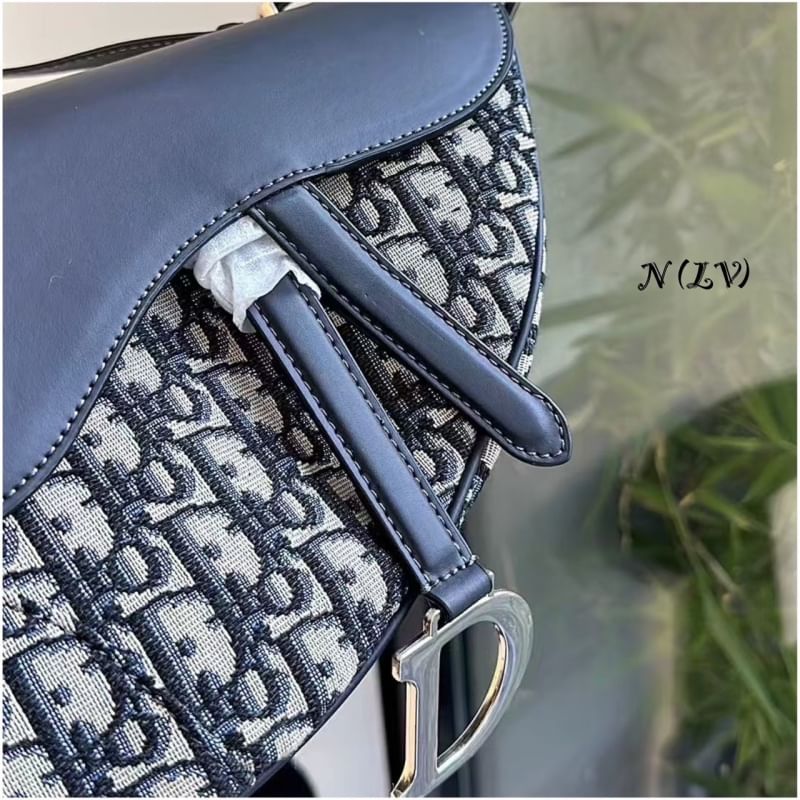 DIOR Saddle bag with shoulder strap Dior Oblique jacquard fabric and smooth Leather กระเป๋าสะพายทรงอานม้า กระเป่าที่มีเอกลักษณ์สวยงามเหนือกาลเวลา รุ่นใหม่ฝาพับแบบหนัง ทรงสวยไม่ซ้ำใคร