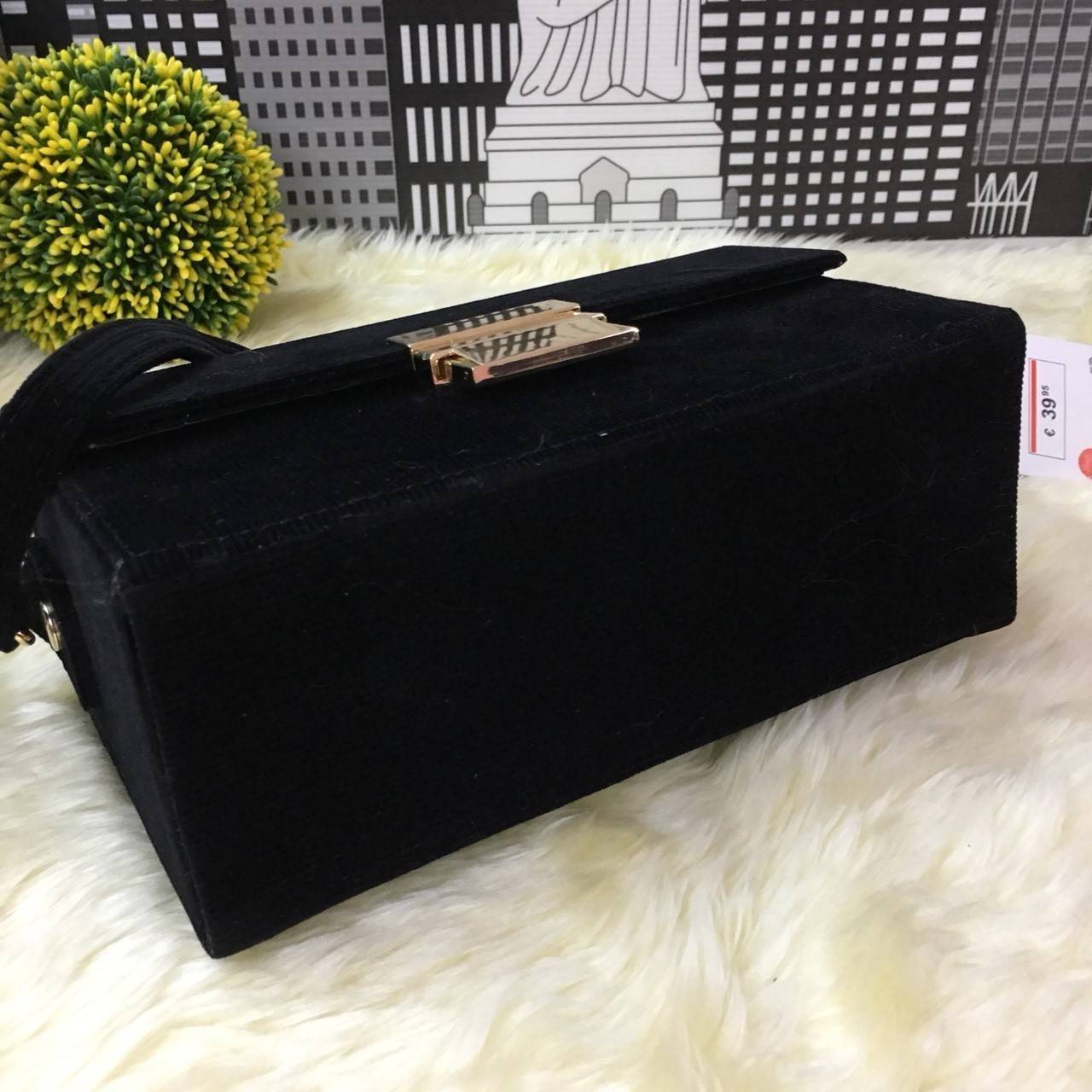 Zara rigid corduroy minaudière 2017 กระเป๋าทรงกล่องมาด้วย top ผ้าลูกฟูกเท่ๆ อะไหล่สีทอง ด้านหน้าตัวล็อค แบบสวมปุ่มล็อค หูพับลงได้ สายสะพายถอดและปรับระดับได้ ด้านในช่องโล่ง สามารถใส่ กระเป๋าเงิน มือถือจุกจิกได้พอสมควร น้ำหนักเบามาก ดีไซน์ไม่เหมือนใครตามสไต