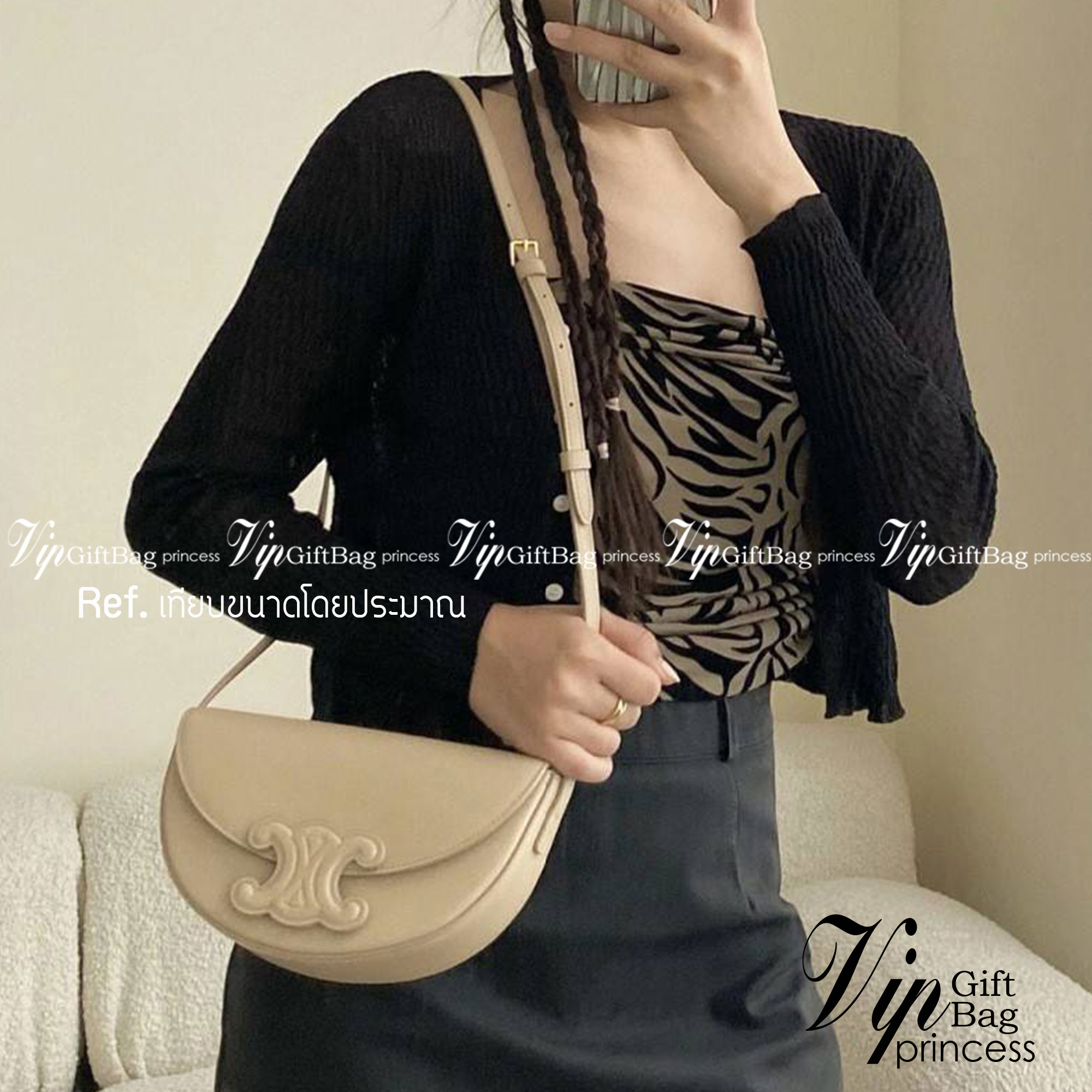 CELINE BESACE CUIR TRIOMPHE IN SMOOTH กระเป๋ารุ่นนี้นำเสนอในรูปทรงฮาล์ฟมูนที่ตอนนี้กำลังงมาแรง เปิดด้วยกระดุมแป๊กเพื่อเผยให้เห็นช่องภายในที่กว้างขวางและกระเป๋าด้านในแบบแบน คุณสมบัติที่โดดเด่นอีกอย่างของกระเป๋าอยู่ที่โลโก้ขนาดใหญ่ รูปทรงสะดุดตา สามารถสะพาย