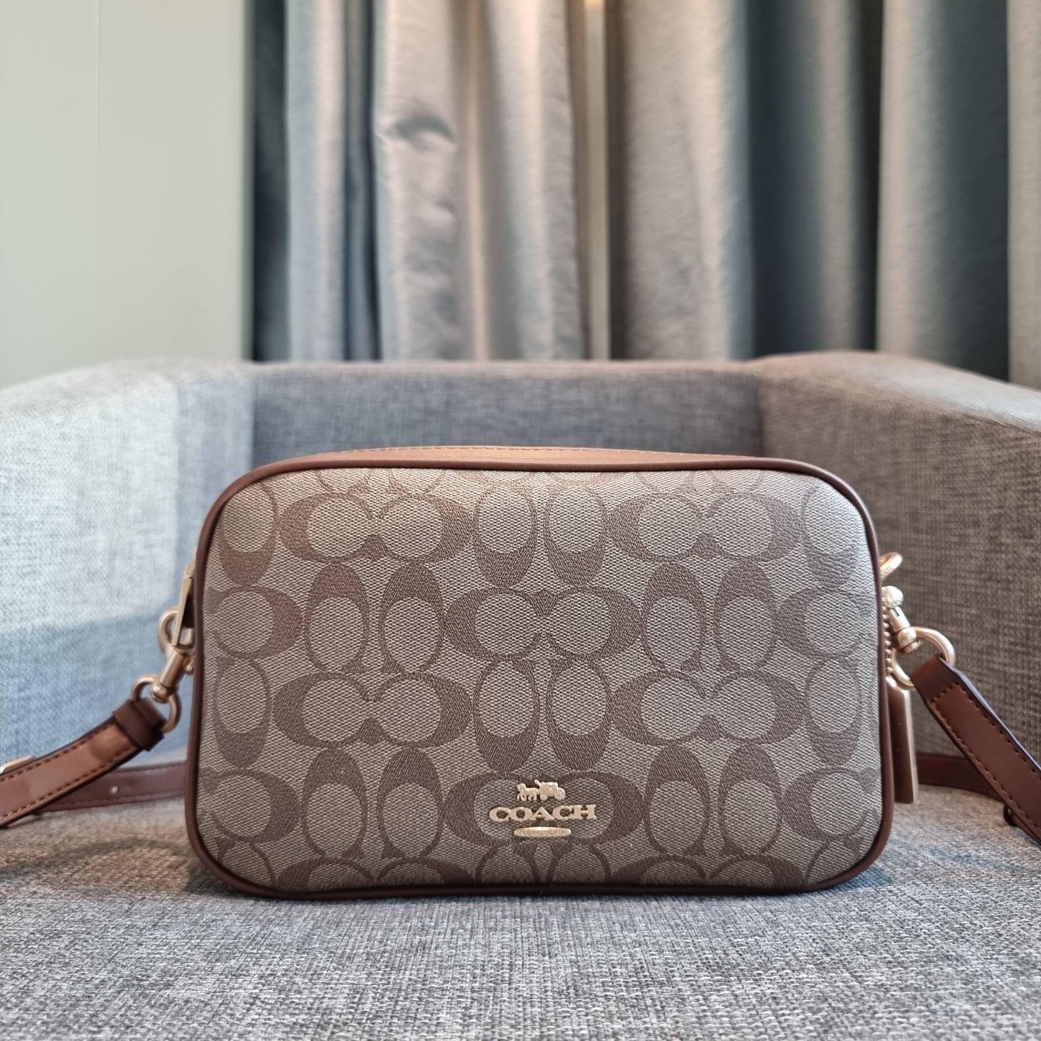 OUTLET 】COACH F68168 JES CROSSBODY IN SIGNATURE CANVAS รุ่นยอดฮิต!! กระเป๋าสะพายข้าง รุ่น 2 ซิป ใบใหญ่จุใจ สีคลาสสิคขายดี!! วัสดุหนังแคนวาสเคลือบลาย เปิด-ปิดด้วยซิป 2 ช่องหลัก ใช้งานง่าย ทรงสวยมากๆรุ่นนี้ มาพร้อมสายสะพาย crossbody ปรับได้ตามตัว ภายในใส่ขอ