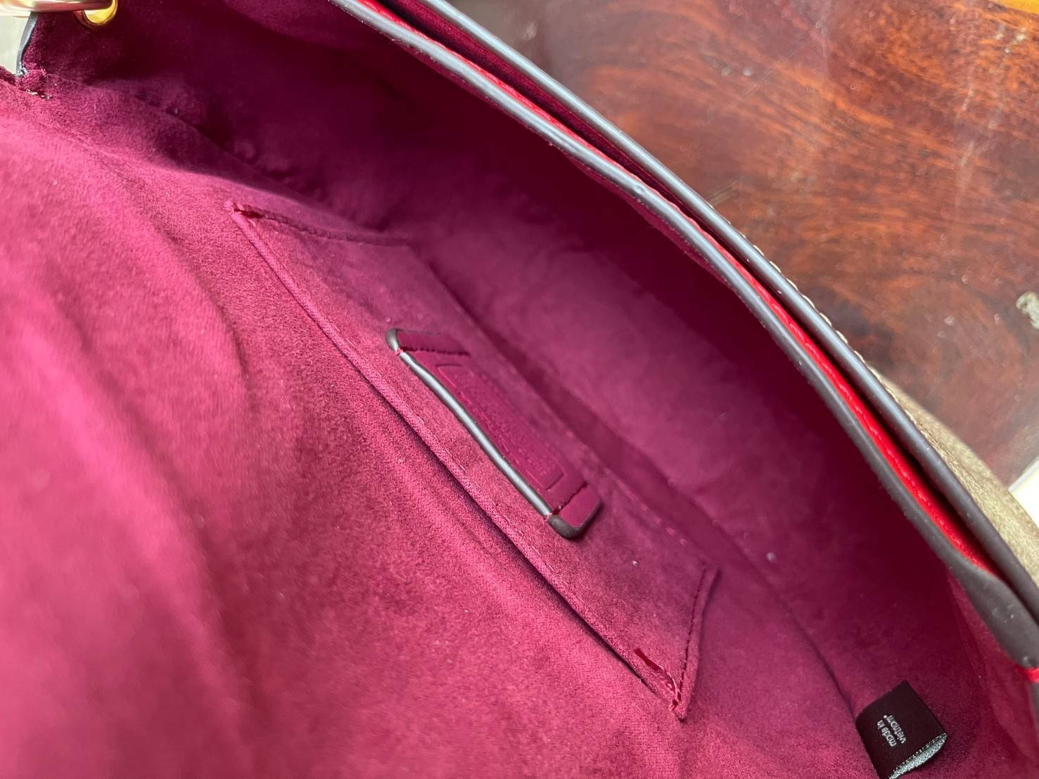 พร้อมส่งที่ไทยครบทั้ง6สีค่ะ 😘 Coach Ellen Crossbody In Signature ((C1432)) กระเป๋าทรงฮาฟมูนรูปทรงคลาสสิก ออกแบบให้มีลักษณะโค้งมน ไม่ดูเป็นทรงแข็งจนเกินไป ดีไซน์และสีของกระเป๋ายังเรียบง่าย เข้าได้กับทุกชุด สะพายครอสบอดี้ร์//สะพายข้าง หรือถือแบบคลัท