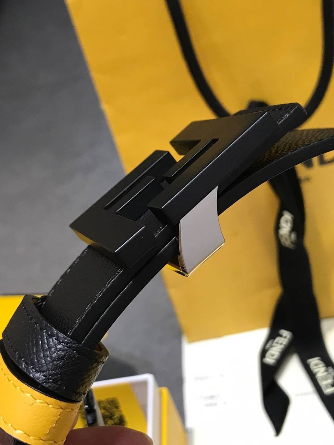 FENDI Belt Black leather belt เข็มขัดเฟนดิหนังแท้ เกรดออริจินอล ดีไซน์เรียบหรูเข้ากับทุกลุ๊ค ใช้ได้ทั้งชายหญิง มาพร้อมกล่อง ห้ามพลาดค่ะ! พร้อมส่งที่ไทย ภาพถ่ายจากงานขายจริง ใช้งานต่างประเทศได้