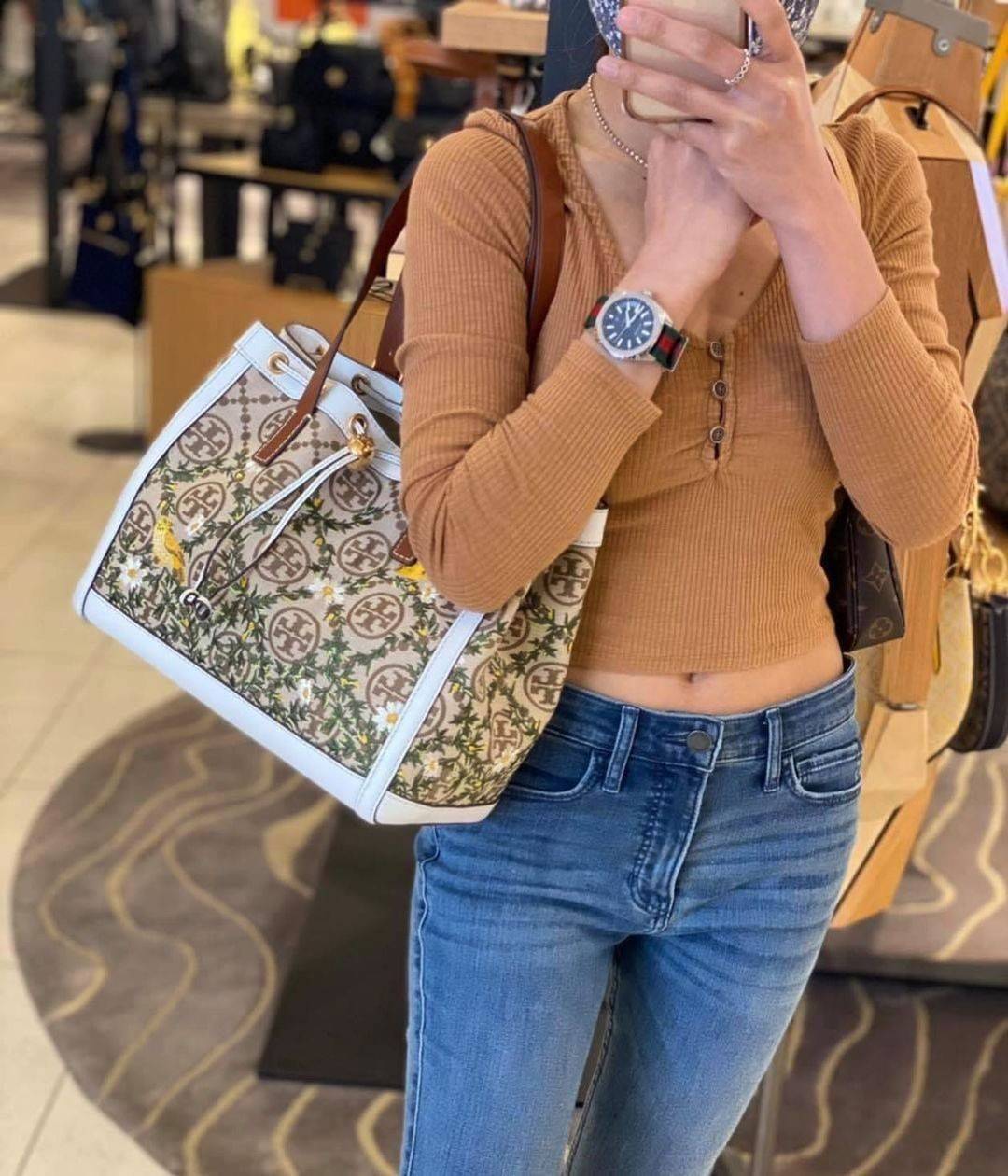 ของแท้ 💯% TORY BURCH FACTORY MONOGRAM JACQUARD TOTE BAG กระเป๋าถือหรือสะพายรุ่นล่าสุดดีไซน์ยอดนิยมจาก TORY BURCH FACTORY OUTLET วัสดุ Woven Jacquard & Leather ทอลาย Jacquard Singnature