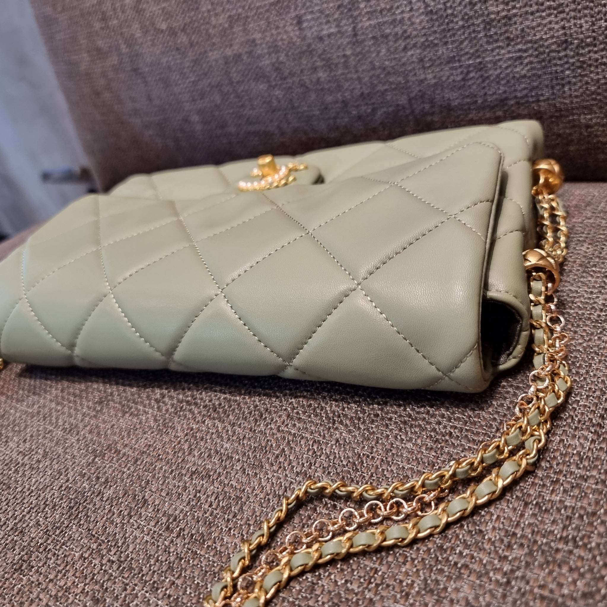 VIP 】สวยหรูพร้อมเสิร์ฟ!! กับไอเท็มสุดเลิฟจาก Chanel กระเป๋าสะพายที่สุดของความคุ้มค่า วัสดุหนังแกะนิ่มเต็มใบ เปิด-ปิดกระเป๋าด้วยตัวบิดล็อค ภายในกระเป๋าบุผ้าสวยหรู มีช่องโล่งกว้างจุของได้สบาย ใส่โทรศัพท์ กระเป๋าสตางค์ได้ มีช่องซิป 1 ช่อง ช่องย่อย 1 ช่อง ดีเ