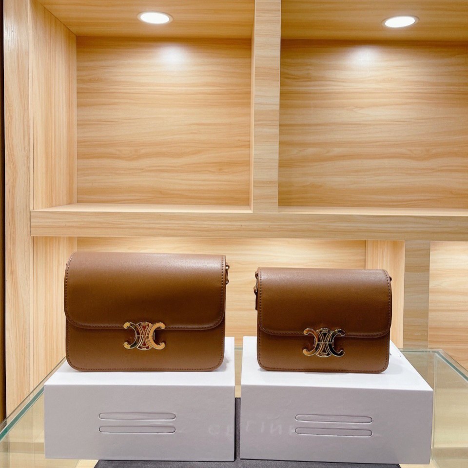 พร้อมส่ง 2 สี 2ขนาด NEW!! CELINE SHOULDER BAG VIP GIFT WITH PURCHASE (GWP) พรีเมี่ยมกิ๊ฟ Limited Edition จาก CELINE HAUTEPARFUME DUTYFREE COUNTER วัสดุหนังแท้ **เงาสวยมาก ทรงกล่องอยู่ทรง ขนาดกะทัดรัด เปิดปิดด้วยตัวล้อคแบรนด์สีทอง ภายในมีช่องใส่ของโล่ง สาม