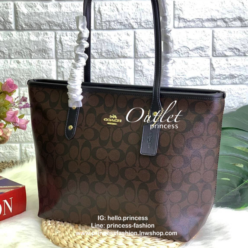 COACH CITY ZIP TOTE IN SIGNATURE BAG กระเป๋าถือหรือสะพายทรง tote ขนาดกำลังดี วัสดุหนัง pvc. เปิดปิดกระเป๋าแบบซิป ภายในกว้าง ใส่ iPad, A4 ของใช้ได้จุ มีช่องเล็ก และช่องซิปค่ะ Must Have!