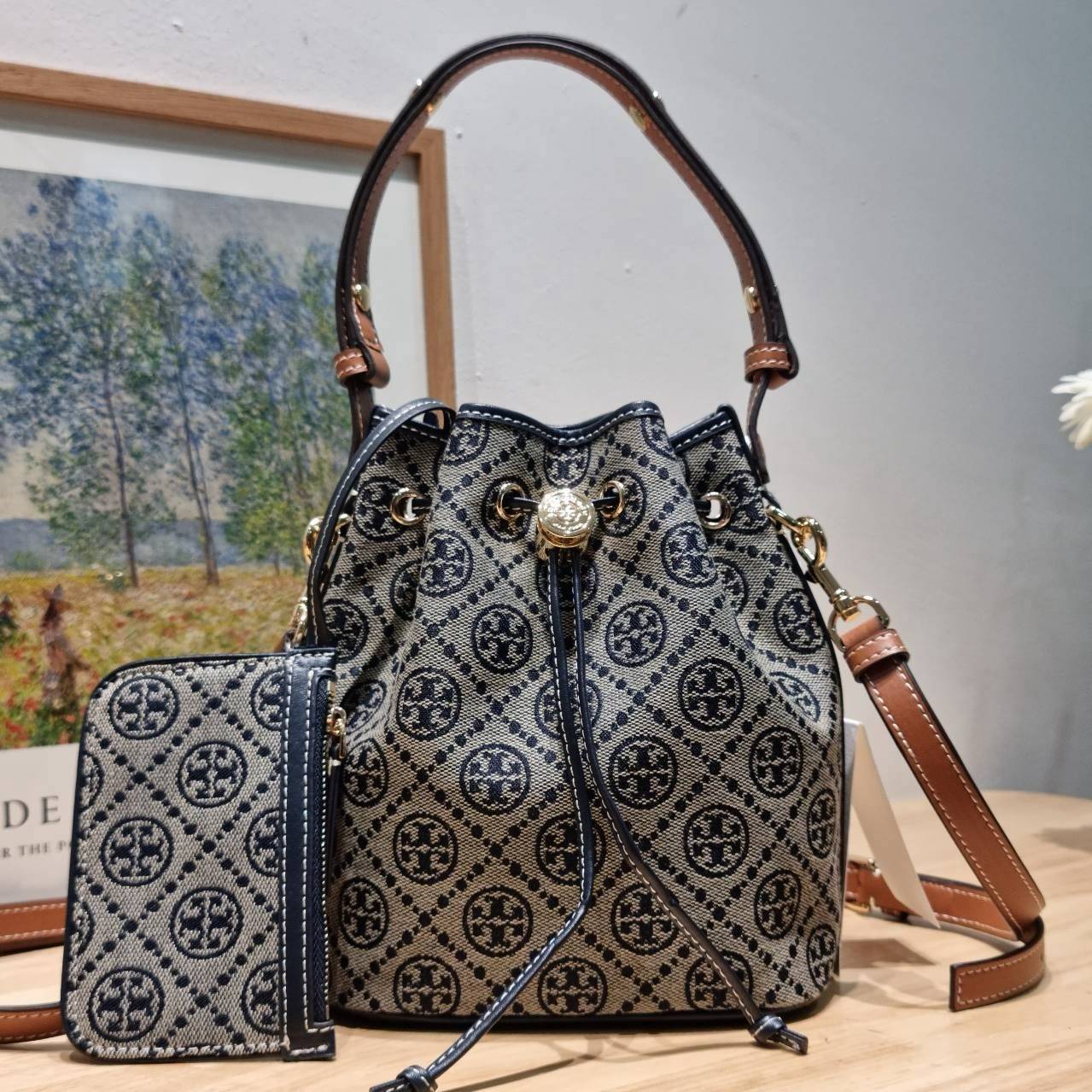 TOP ORI หนังแท้ | เกรดดีสุด TORY BURCH T MONOGRAM BUCKET BAG (ดีไซน์ใหม่) ใหม่ล่าสุดได้สวยก่อนใคร กับกระเป๋าบัคเก็ตยอดฮิต ที่มาในดีไซน์ใหม่ สายคล้องในตัวสามารถปรับได้ รูปทรงและลวดลายสวยชัดคลาสสิค