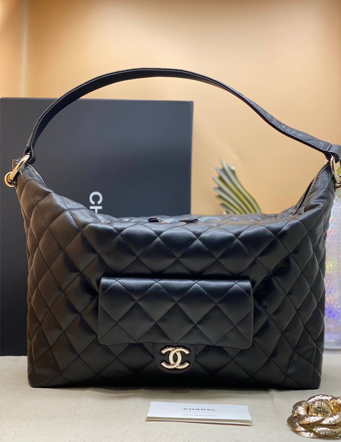 Chanel Maxi Hobo Bag 23B 36cm ออริสลับแท้ ใช้งานต่างประเทศได้ งานเกรดหนังสวย อะไหล่ทองสวยหรู กระเป๋าสะพายทรงโฮโบใบใหญ่ จุของได้เยอะ มี 2 ขนาดกำลังสวย ดีไซน์ใหม่ 2023 ตัวแม่ตัวมัม ห้ามพลาดเลยค่า