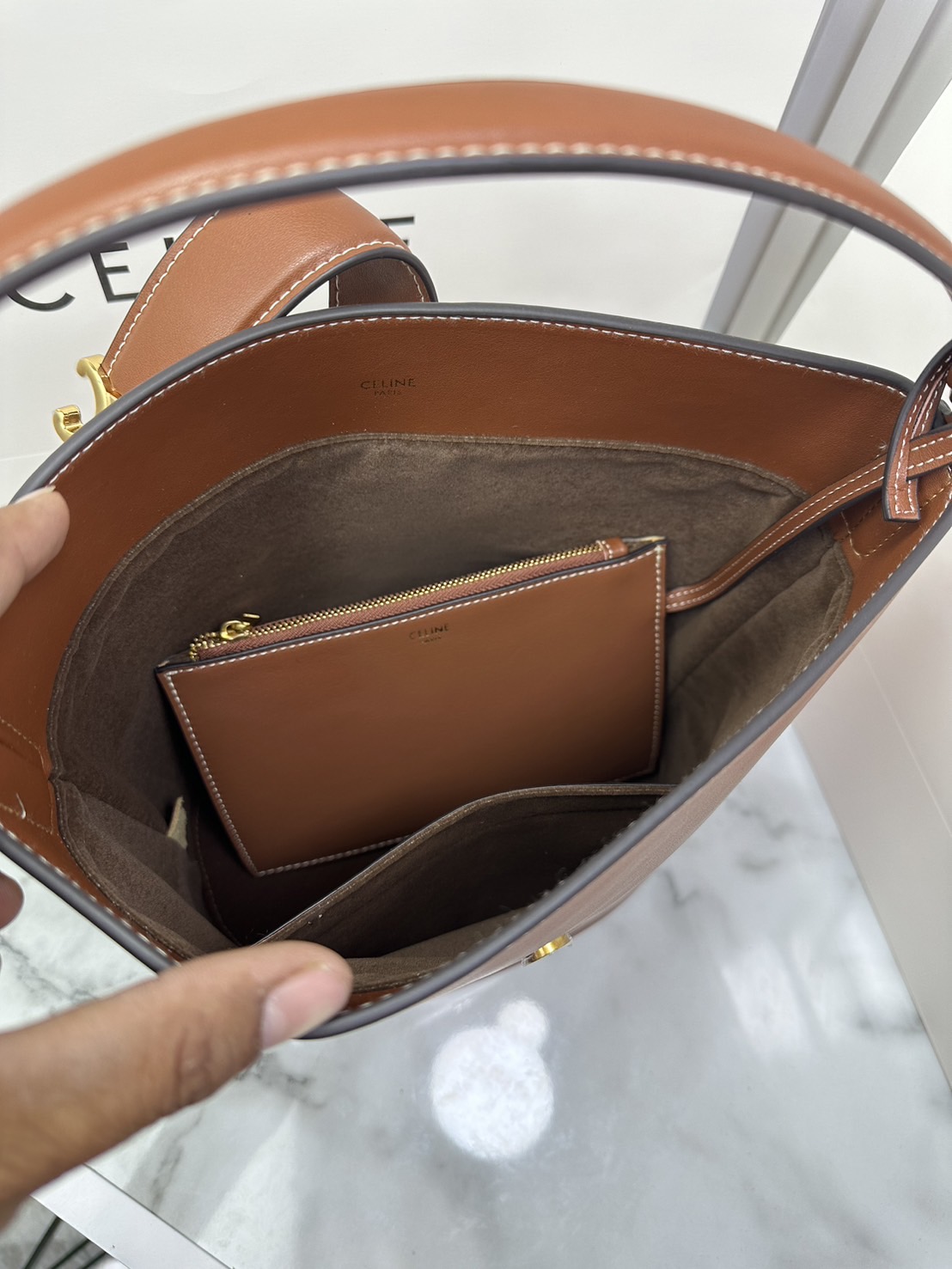 CELINE MEDIUM LOUISE BAG in SMOOTH CALFSKIN / Celine Bucket Bag กระเป๋าทรงบัคเก็ต กระเป๋าถือรุ่นใหม่ล่าสุด ดีไซน์หรูคลาสสิค
