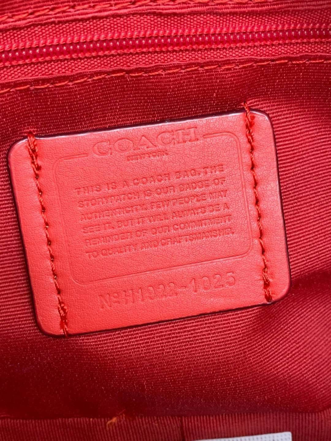 COACH Coated Canvas Signature Camera Bag 16 | Tan Rust (1025) เคลียร์สต๊อคมีไม่มากนะคะ! พร้อมส่งค่ะ! กระเป๋าทรงกล่อง pvc หนังนิ่มค่ะ เปิดปิดกระเป๋าแบบซิป ภายในสามารถใส่มือถือได้ทุกรุ่น;กระเป๋าเงินใบกลางได้;ของอื่นๆได้จุค่ะ;มีช่องซิปและช่องเล็กให้ใส่ของจุก