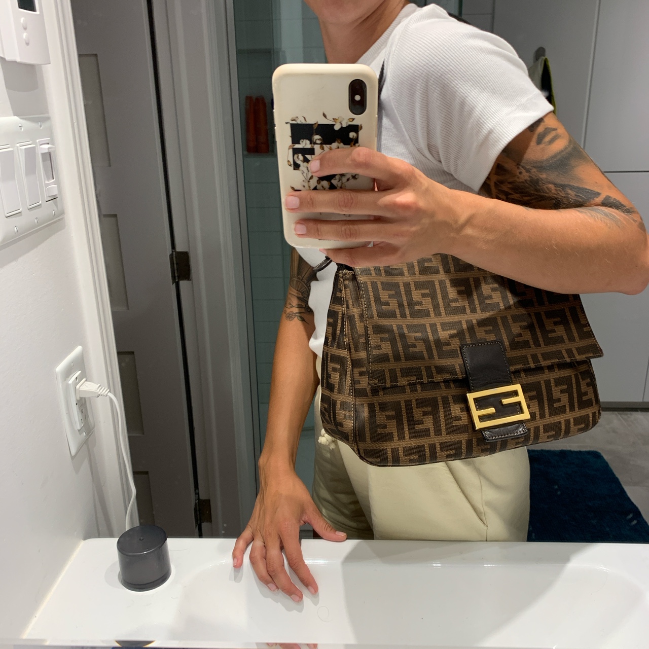 FENDI MAMMA BAGUETTE ZUCCA BROWN FABRIC BAG (GWP) พรีเมี่ยมกิ๊ฟ Limited Edition จาก FENDI วัสดุ CANVAS พิมพ์ลายแบรนด์ เปิดปิดด้วยฝาปิดกระดุมแม่เหล็ก ภายในมีช่องซิป ใส่ของแยกอีกช่อง สามารถใส่กระเป๋าสตางค์ยาว iphone เงิน ของจุกจิกได้ มาพร้อมสายสะพาย2แบบ ถอด