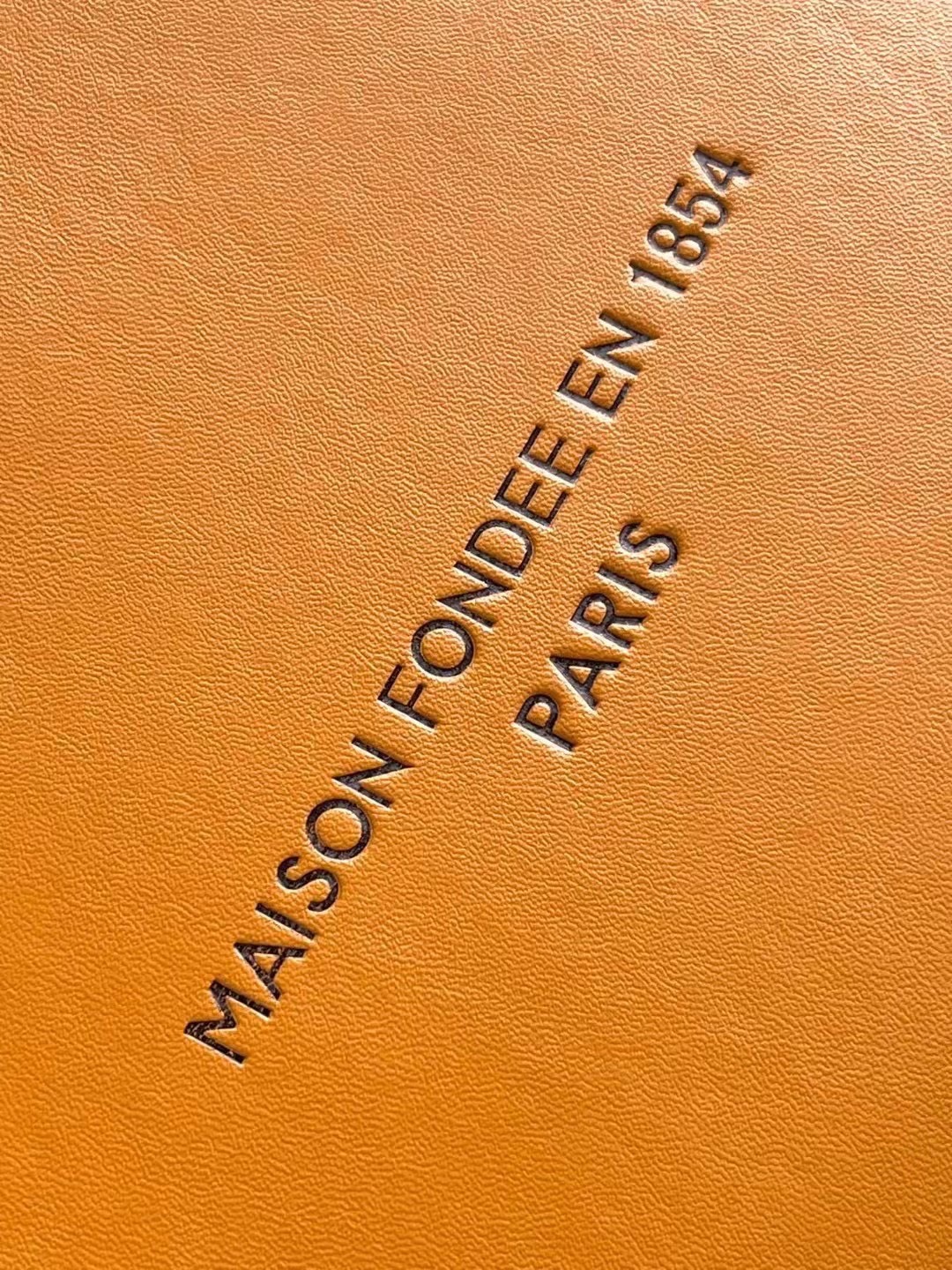 LV Shopper Tote MM 40cm Runway กระเป๋าทรงโท้ทช็อปเปอร์สวยอยู่ทรง เรียบหรู เกรดออริ ท็อป สลับแท้ 1:1 เกรดดีสุด หนังสวยเต็มใบ ใช้งานต่างประเทศได้