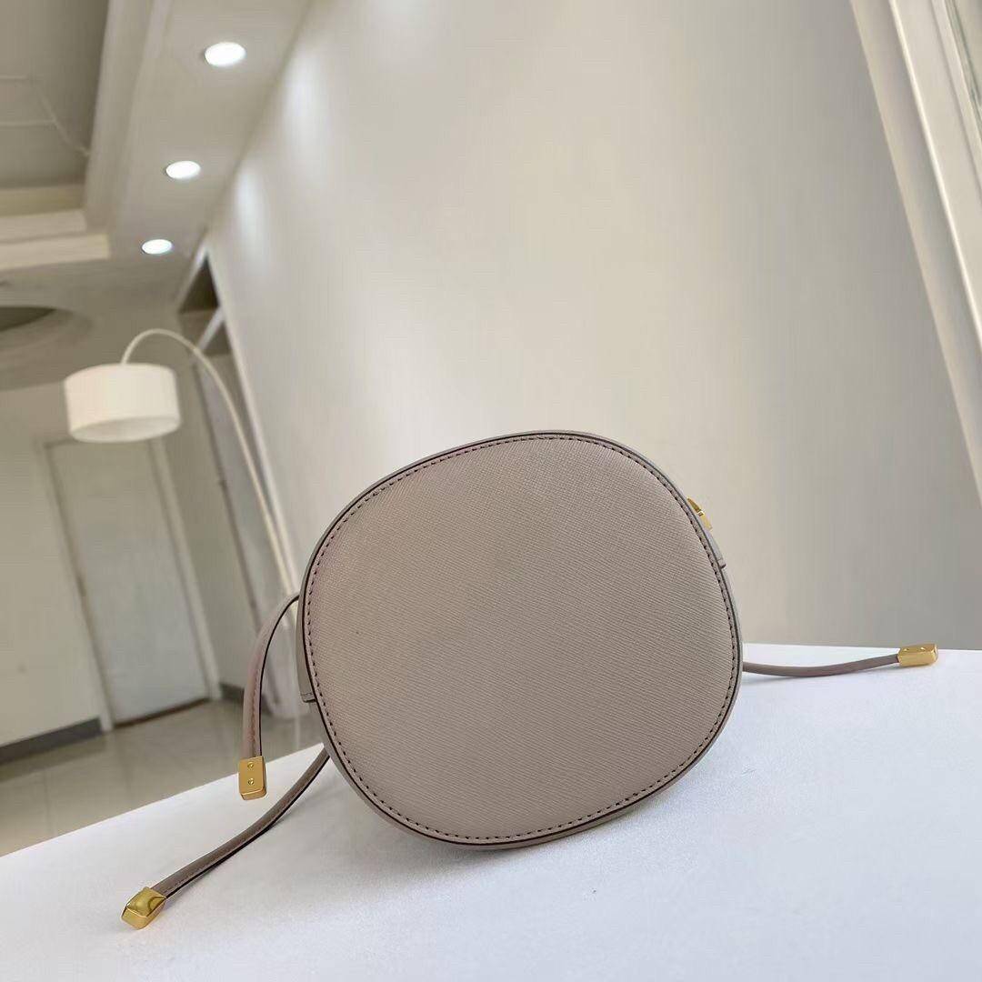 Tory Burch Robinson Mini Leather Bucket Bag 75591 กระเป๋าถือ หรือ สะพายข้าง Crossbody ได้ วัสดุหนังแท้ อะไหล่ทองหรูหรา