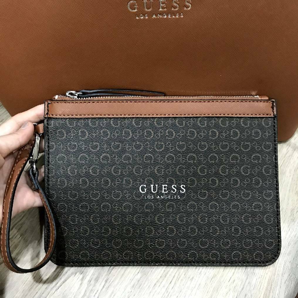 GUESS LARGE SHOPPER BAG WITH POUCH กระเป๋าสะพายรุ่นใหม่ล่าสุดจาก GUESS FACTORY หนัง Saffiano สวยหรูอยู่ทรง ด้านหน้ามีโลโก้แบรนด์ ด้านหลังมีช่องใส่ของ หูหิ้วสะพายไหล่ได้มาพร้อมสายสะพายยาวถอดได้ปรับได้ มีกระเป๋าใบเล็กเข้าชุดกันห้อยที่หูหิ้ว ใบเล็กถอดเเยกใช้