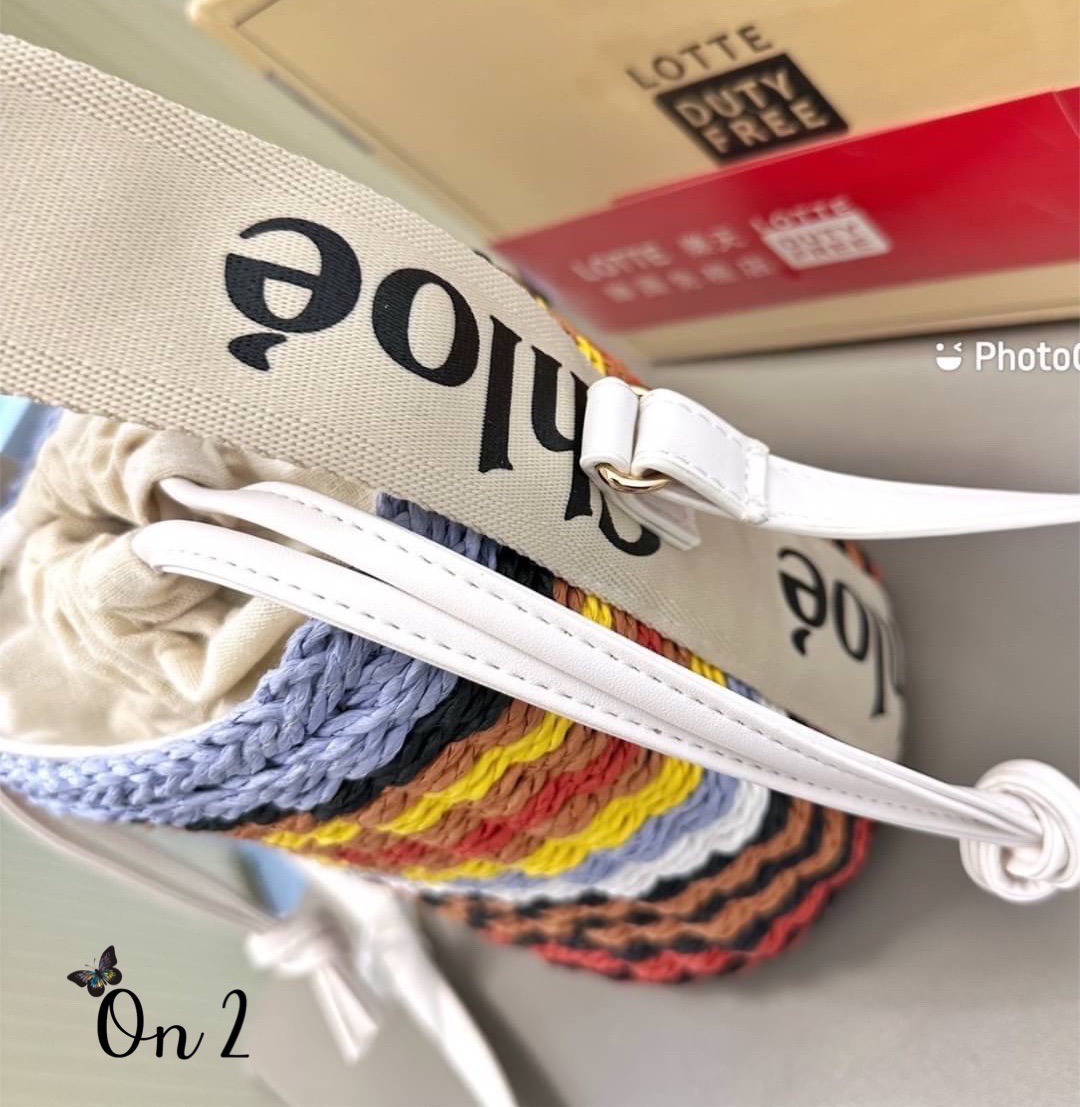 CHLOE WOODY BASKET BAG Mini Multicolor กระเป๋าสะพายสานทรงตะกร้าสไตล์มินิมอล ยอดฮิตติดลมของแบรนด์ ด้วยวัสดุสังเคราห์ สานทอเต็มใบออกมาเป็นลวดลายสวยงาม
