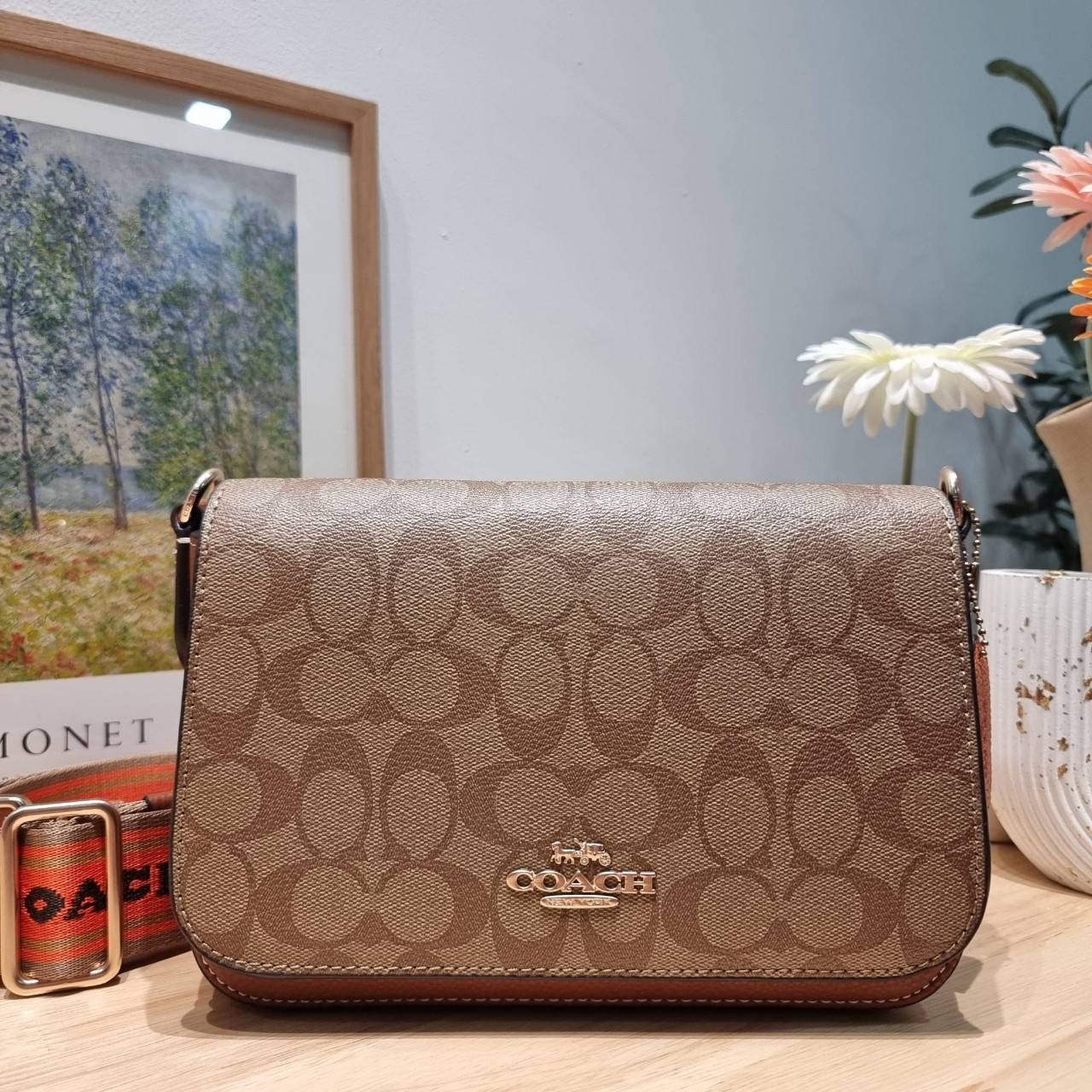 OACH LOGAN MESSENGER IN SIGNATURE CH483 CH252 กระเป๋าสะพาย รุ่นใหม่ สไตล์สปอร์ต ดีไซน์สวย ขนาดกำลังดีคล่องตัว สายสะพายเส้นใหญ่ทนทาน