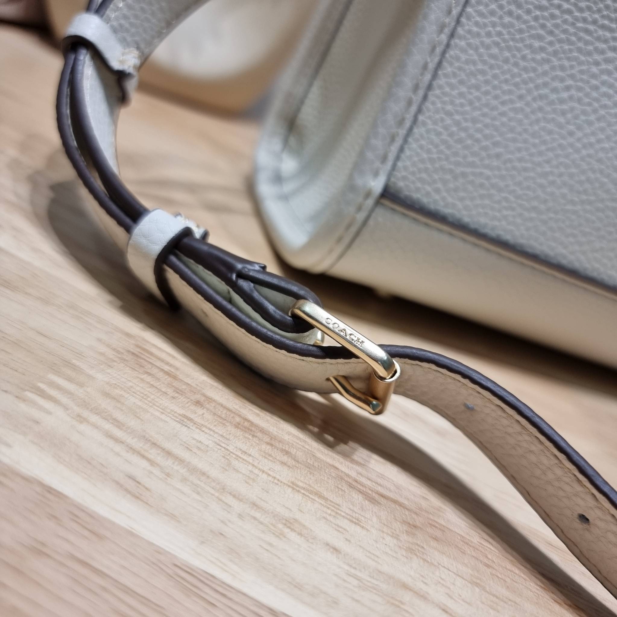 Coach X Peanuts Dempsey Tote 22 With Snoopy And Friends Motif CE850 คอลเลคชั่นใหม่ น้องน่ารักเกินต้านไปมาก!! กับกระเป๋าทรงโท้ท ไซส์กำลังสวย ดีไซน์ ลายการ์ตูนยอดฮิต ที่ใครๆก็ต้องรู้จัก พิมพ์คมชัดลงบนหนัง pepble ผิวสัมน่าใช้ ปากกระเป๋ามีกระดุมแม่เหล็กปิดกัน