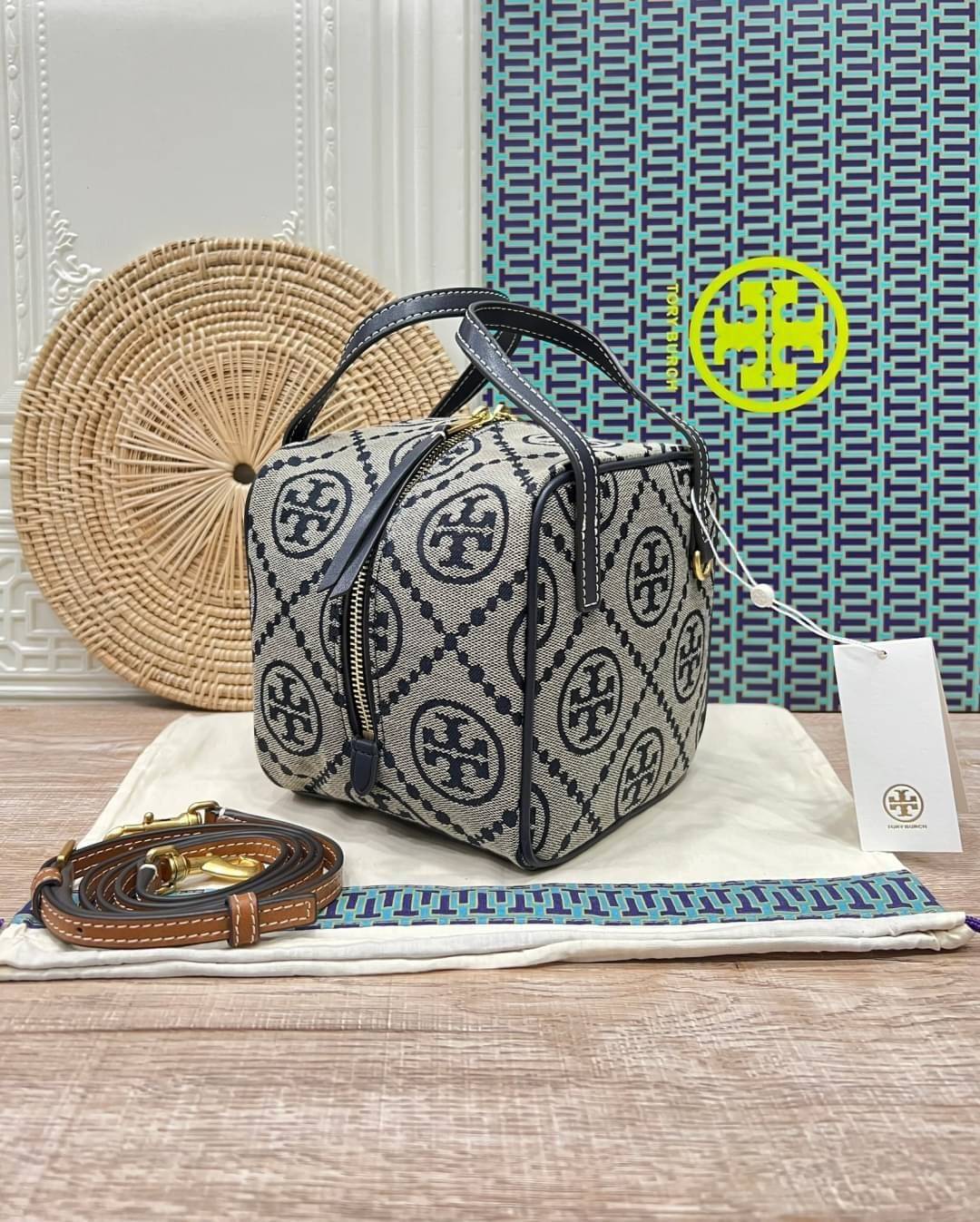 TORY BURCH T MONOGRAM JACQUARD CUBE BAG 🎁พร้อมส่งที่ไทยใหม่ล่าสุด! ปีใหม่นี้เราต้องมีกระเป๋าสวยและเก๋ไว้ใช้กันค่ะ กับกระเป๋าทรง CUBE ดีไซด์ให้ดูเรียลร่วมสมัยมากขึ้น สามารถหยิบจับของได้ง่าย ทรงกระเป๋าแบบกล่อง
