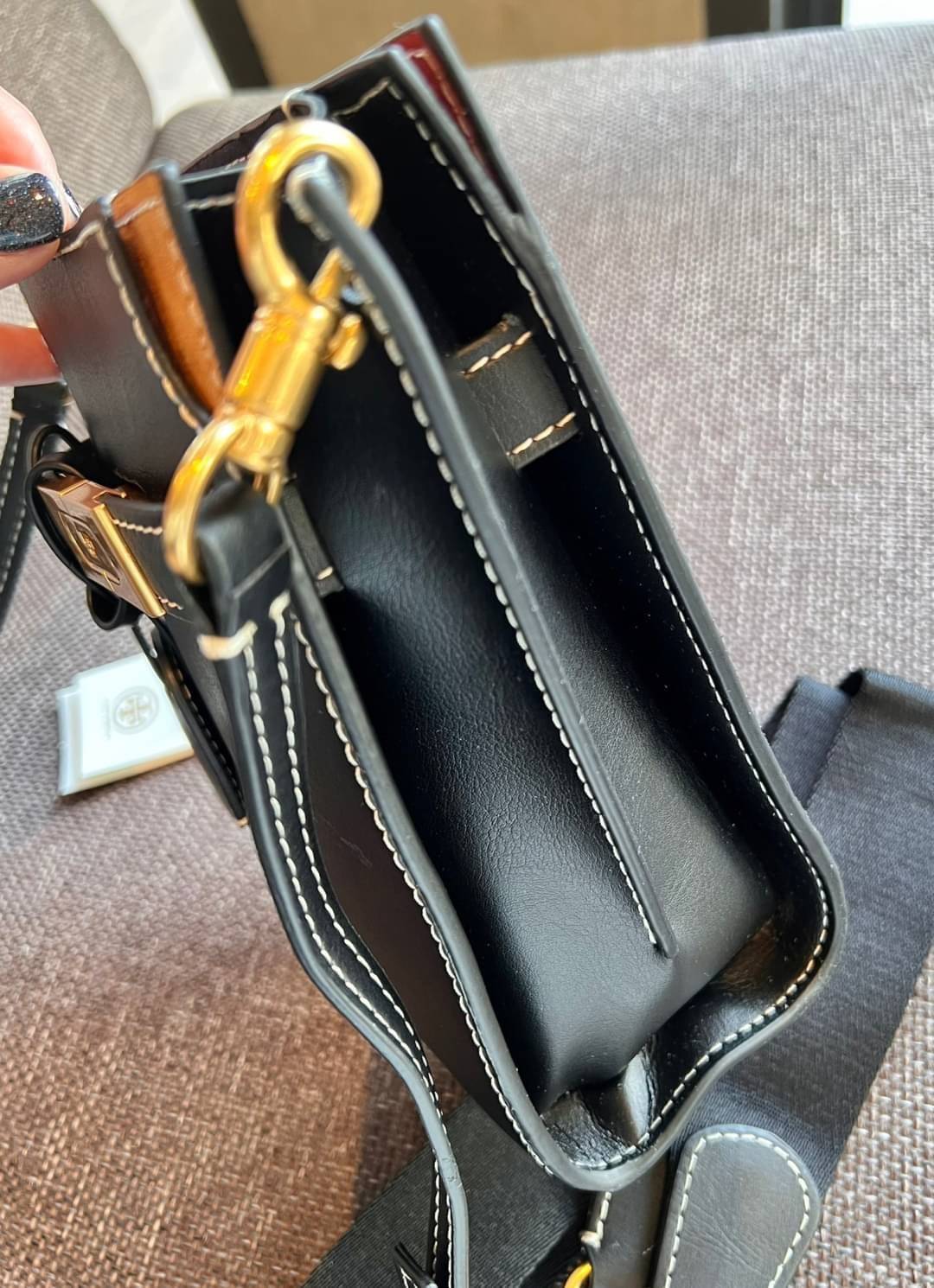 small TORY BURCH LEE RADZIWILL PEBBIED BAG ((139016)) แต่ใส่ได้จุ ขนาดพอดีลำตัว สวยมากๆค่ะ! ลุคหรูดูดีมากๆ กับกระเป๋าสะพายข้างจากTB รุ่นเล็ก