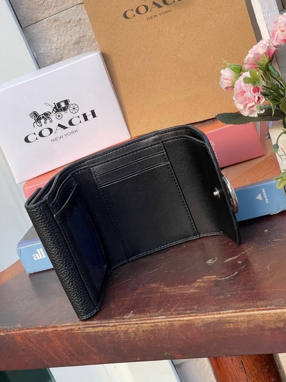 OUTLET 】COACH JADE SMALL DOUBLE FLAP WALLET IN COLORBLOCK (COACH F88002) หากใครต้องการกระเป๋าสตางค์ใบสั้นสำหรับวันที่ต้องการใช้กระเป๋าสะพายใบเล็ก หรือวันที่ไม่พกกระเป๋าสะพาย เราขอแนะนำใบนี้เลยค่ะ โดยใบนี้เป็นกระเป๋าสตางค์แบบพับสามทบ ปิดแบบกระดุม2ชั้น มีช่