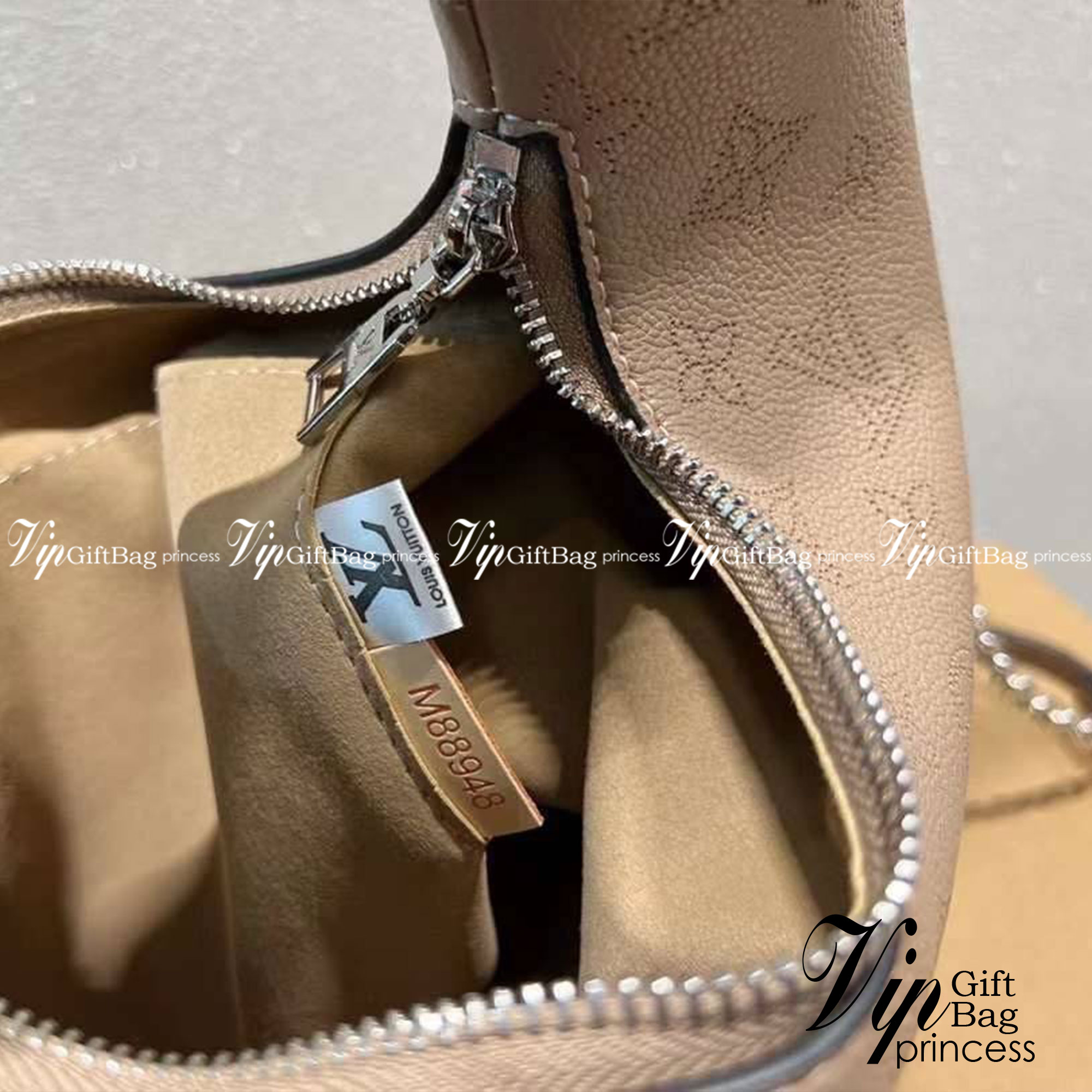 LV Why Knot PM Bag กระเป๋าสะพายงานแบรนด์ ผูกโบว์น่ารัก แต่คงความคลาสสิก งานหนังสวย ดีไซน์หรูหรา แมทช์กับการแต่งตัวง่าย จึงครองใจสาว ๆ ได้ไม่ยาก ไม่ว่าลุคไหนกระเป๋าใบนี้ก็คอมพลีทลุคได้อย่างสมบูรณ์แบบ ภาพถ่ายจากงานขายจริง ใช้งานต่างประเทศได้